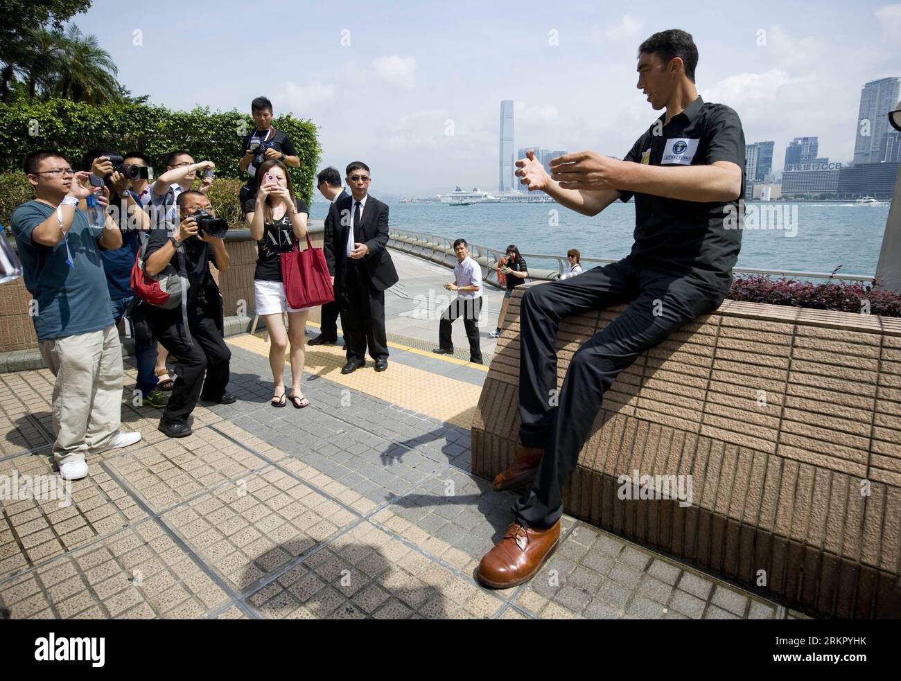 Bildnummer : 58078550 Datum : 07.06.2012 Copyright : imago/Xinhua (120607) -- HONG KONG, 7 juin 2012 (Xinhua) -- Sultan Kosen (devant), le plus grand mâle vivant du record mondial Guinness, pose pour des photos au Golden Bauhinia Square à Hong Kong, dans le sud de la Chine, le 7 juin 2012. (Xinhua/lui Siu Wai) (lfj) CHINA-HONG KONG-HIGHEST MAN (CN) PUBLICATIONxNOTxINxCHN Gesellschaft größter Mann der Welt Mensch Rekord Weltrekord Buch der Rekorde xjh x0x 2012 quer Highlight premiumd 58078550 Date 07 06 2012 Copyright Imago XINHUA Hong Kong juin 7 2012 XINHUA Sultan Front le plus grand mâle vivant des Gu Banque D'Images