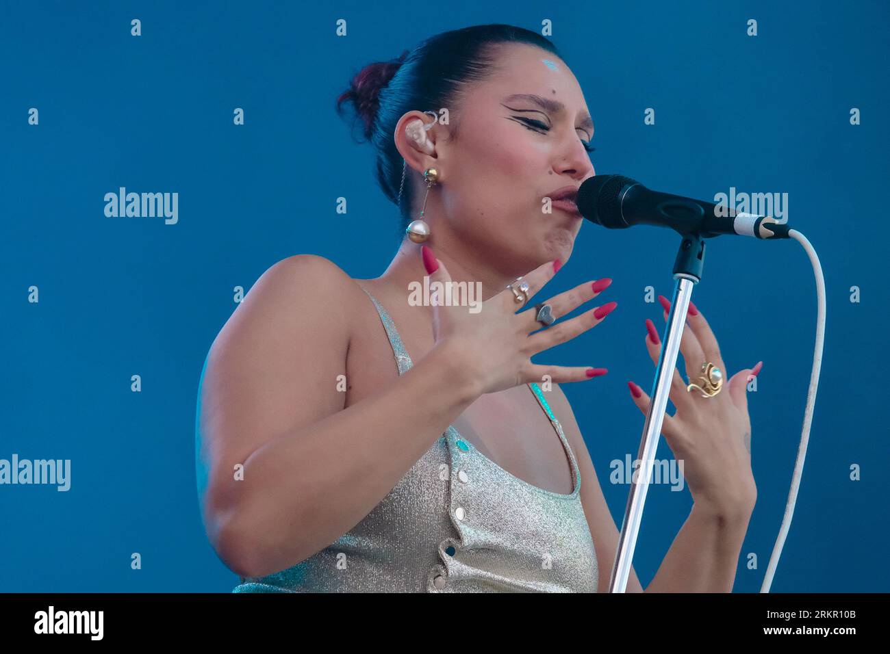 Portsmouth, Royaume-Uni. 25 août 2023. Chanteuse-compositrice britannique née à Londres, Rachel Agatha Keen connue sous son nom de scène raye se produit en direct sur scène au Victorious Festival. Crédit : SOPA Images Limited/Alamy Live News Banque D'Images