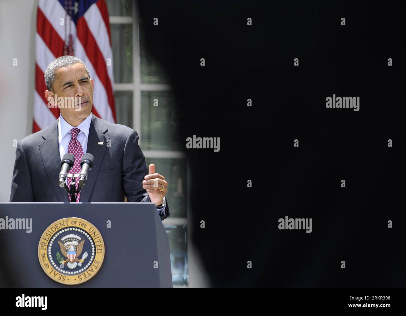 Bildnummer : 58111436 Datum : 15.06.2012 Copyright : imago/Xinhua (120615) -- WASHINGTON, 15 juin 2012 (Xinhua) -- le président américain Barack Obama parle de l'immigration dans la roseraie de la Maison Blanche à Washington D.C., capitale des États-Unis, le 15 juin 2012. Janet Napolitano, secrétaire à la sécurité intérieure des États-Unis, a annoncé vendredi un changement majeur de politique d'immigration qui exempte certains jeunes, qui ont moins de trente ans et ont été amenés aux États-Unis alors qu'ils étaient de jeunes enfants, de l'expulsion ou de l'entrée dans une procédure d'expulsion. Le président Barack Obama a salué le nouveau Banque D'Images