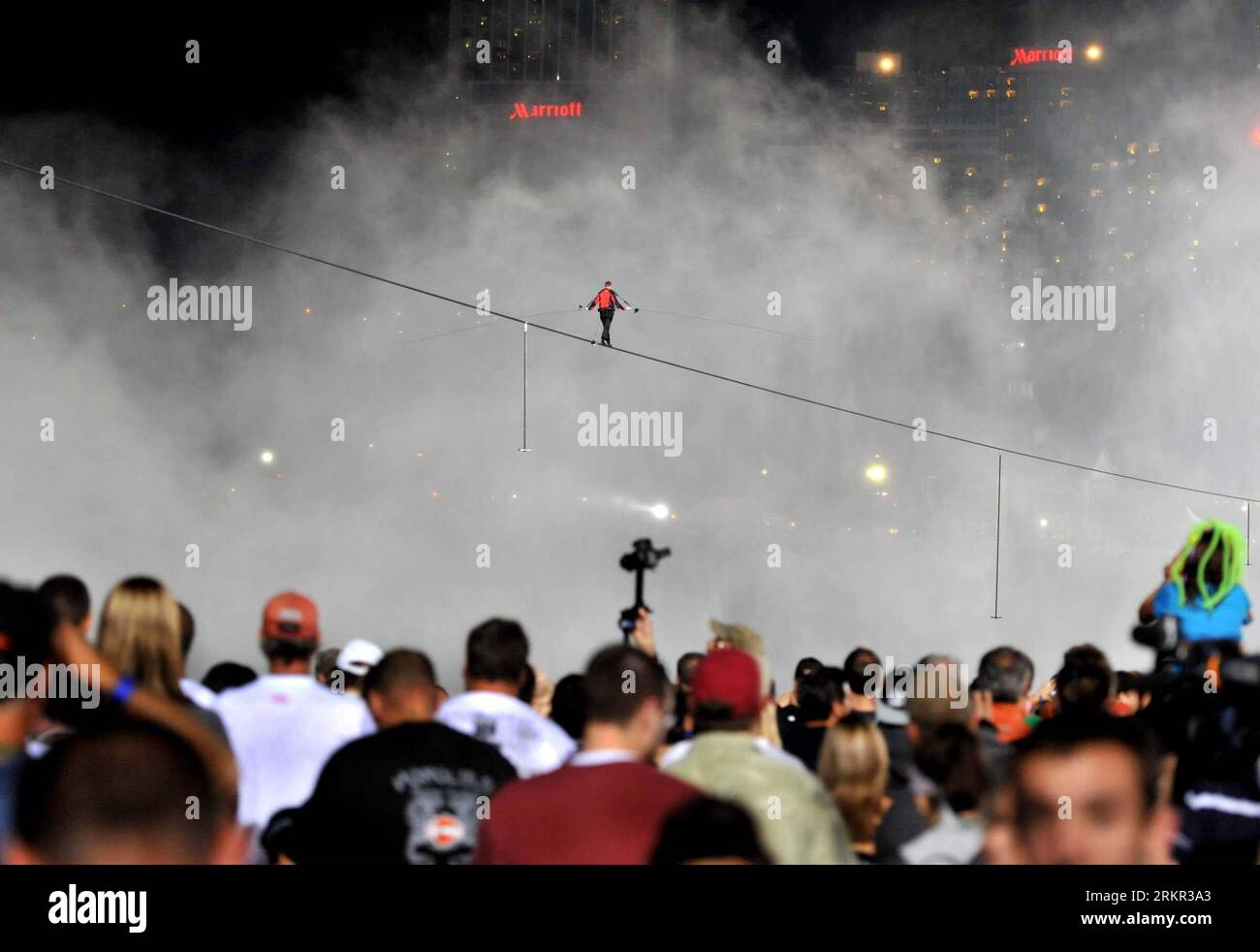 Bildnummer : 58111841 Datum : 15.06.2012 Copyright : imago/Xinhua (120616) -- CHUTES DU NIAGARA, 16 juin 2012 (Xinhua) -- le marcheur de tigre Nik Wallenda traverse les chutes du Niagara sur un fil de fer le 15 juin 2012. Ce fut un coup qui a duré un an et qui s'est finalement concrétisé avec Wallenda commençant sa promenade à travers les chutes Horseshoe - la plus grande des trois cascades des chutes du Niagara chevauchant la frontière entre le Canada et les États-Unis - sur les États-Unis côté. (Xinhua/Wang Lei) (ctt) US-CANADA-NIAGARA FALLS-TIGHTROPE WALK PUBLICATIONxNOTxINxCHN Niagarafälle Niagara Fälle Niagarafall Üb Banque D'Images