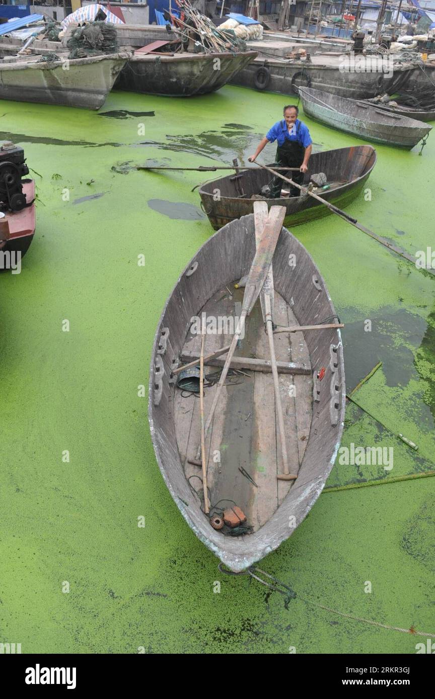 Bildnummer : 58112478 Datum : 16.06.2012 Copyright : imago/Xinhua (120616) -- HEFEI, 16 juin 2012 (Xinhua) -- Un pêcheur ramasse sur l'eau du lac Chaohu, province d'Anhui dans l'est de la Chine, 16 juin 2012. Des algues bleu-vert se sont récemment rassemblées dans certaines zones d'eau du lac Chaohu, en raison des conditions actuelles, notamment la hausse de la température, le manque de précipitations et la direction des vents. (Xinhua/Yang Xiaoyuan) (zhs) CHINA-CHAOHU-BLUE-GREEN ALGAE (CN) PUBLICATIONxNOTxINxCHN Gesellschaft Ökologie Wasser Wasserverschmutzung Algen Entengrütze Algen Algenblüte Algenpest Wasserlinsen Fluss xda x0x 2012 hoch 581124 Banque D'Images