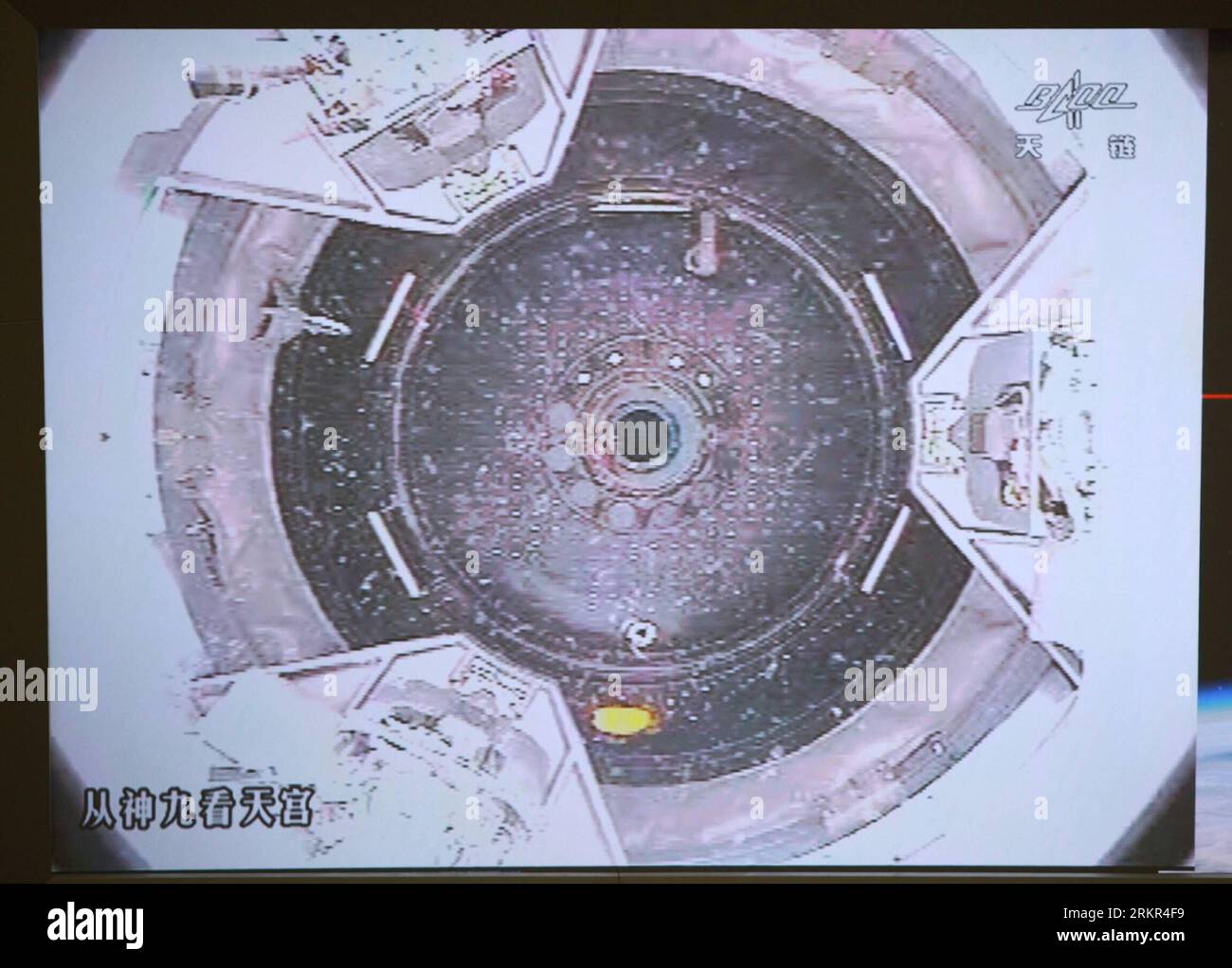 Bildnummer : 58115824 Datum : 18.06.2012 Copyright : imago/Xinhua (120618) -- JIUQUAN, 18 juin 2012 (Xinhua) -- la photo prise le 18 juin 2012 montre l'écran du Centre de contrôle aérospatial de Beijing montrant un vaisseau spatial habité Shenzhou-9 effectuant un amarrage automatique avec le module de laboratoire spatial Tiangong-1 en orbite. (Xinhua/Wang Yongzhuo) (ry) (SHENZHOU-9-TIANGONG-1) CHINA-SHENZHOU-9-TIANGONG-1-DOCKING (CN) PUBLICATIONxNOTxINxCHN Politik Raumfahrt IX Andockmanöver Capture d'écran xjh x0x 2012 quer premiumd 58115824 Date 18 06 2012 Copyright Imago XINHUA Jiuquan juin 18 2012 XINHUA photo prise LE Banque D'Images
