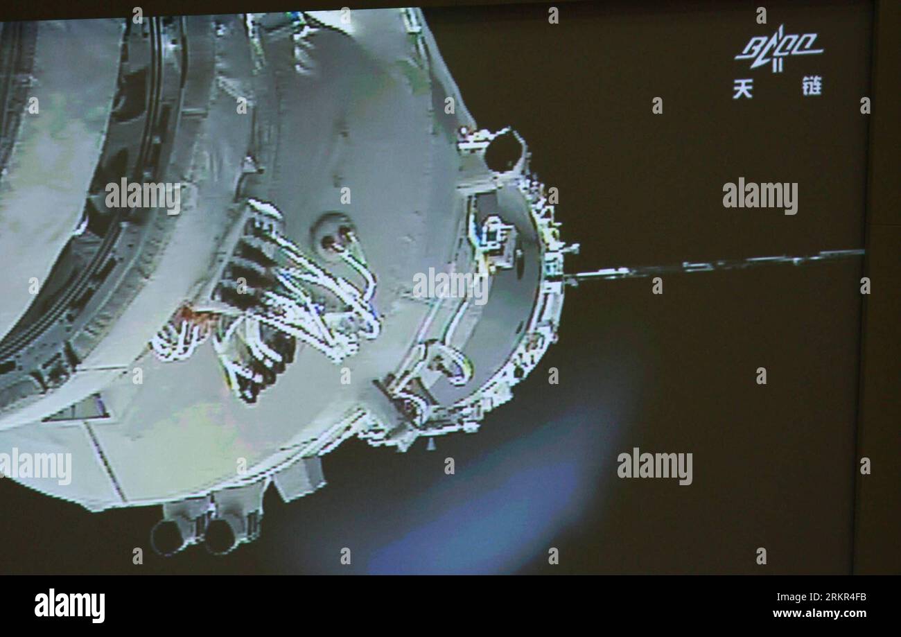 Bildnummer : 58115821 Datum : 18.06.2012 Copyright : imago/Xinhua (120618) -- JIUQUAN, 18 juin 2012 (Xinhua) -- la photo prise le 18 juin 2012 montre l'écran du Centre de contrôle aérospatial de Beijing montrant un vaisseau spatial habité Shenzhou-9 effectuant un amarrage automatique avec le module de laboratoire spatial Tiangong-1 en orbite. (Xinhua/Wang Yongzhuo) (ry) (SHENZHOU-9-TIANGONG-1) CHINA-SHENZHOU-9-TIANGONG-1-DOCKING (CN) PUBLICATIONxNOTxINxCHN Politik Raumfahrt IX Andockmanöver Capture d'écran xjh x0x 2012 quer 58115821 Date 18 06 2012 Copyright Imago XINHUA Jiuquan juin 18 2012 XINHUA photo prise LE 18 2 juin Banque D'Images