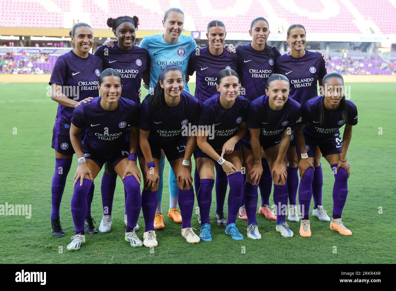 Orlando, Floride, États-Unis. 25 août 2023. Orlando Pride pose pour une photo d'équipe avant le match de football NWSL Orlando Pride vs San Diego Wave FC au stade Exploria d'Orlando, Floride, le 25 août 2023. (Image de crédit : © Cory Knowlton/ZUMA Press Wire) USAGE ÉDITORIAL SEULEMENT! Non destiné à UN USAGE commercial ! Banque D'Images