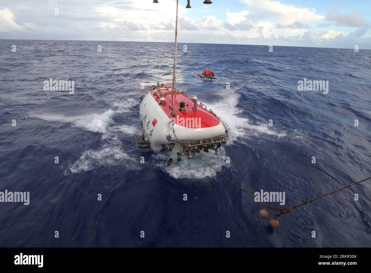 Bildnummer : 58117808 Datum : 19.06.2012 Copyright : imago/Xinhua (120619) -- À BORD DE XIANGYANGHONG 09, 19 juin 2012 (Xinhua) -- le submersible chinois Jiaolong est mis dans l'eau pour faire une deuxième plongée dans la mer à la fosse Mariale le 19 juin 2012. Le Jiaolong prévoit d'essayer six plongées, visant à aller de plus en plus loin vers la cible de 7 000 mètres entre la mi-juin et le début juillet. (Xinhua/Luo Sha) (lfj) MARIANA TRANCHD-CHINA S SUBMERSIBLE JIAOLONG-2ND DIVE (CN) PUBLICATIONxNOTxINxCHN Gesellschaft Wissenschaft Forschung Ozeanografie Uboot U Boot Marianengraben Expedition xjh x0x 20 Banque D'Images