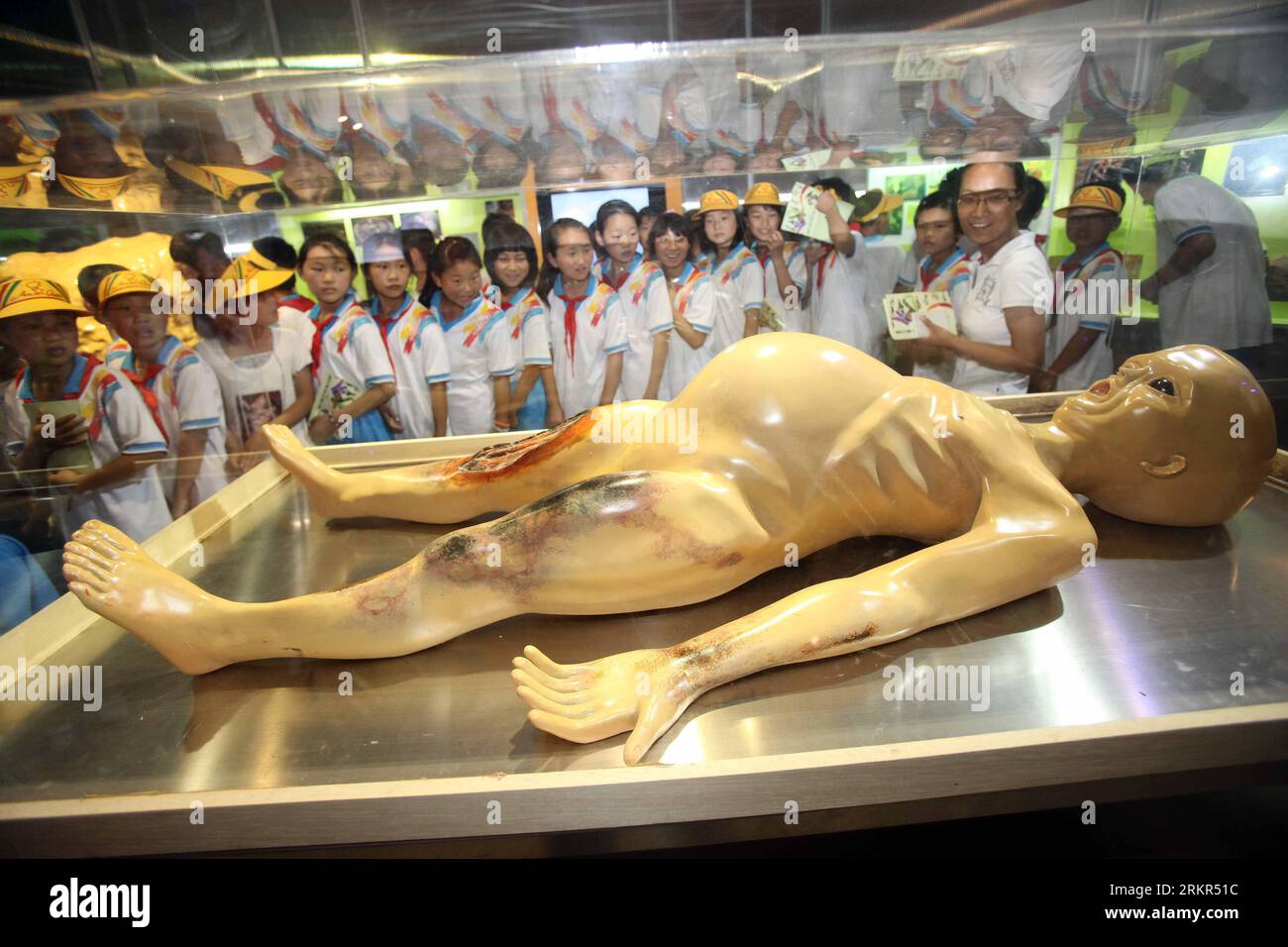 Bildnummer : 58121729 Datum : 19.06.2012 Copyright : imago/Xinhua (120619) -- BEIJING, 19 juin 2012 (Xinhua) -- des enfants regardent un modèle anatomique d'un extraterrestre lors de la présentation de l'exposition scientifique extraterrestre de Beijing à Beijing, capitale de la Chine, le 19 juin 2012. L'exposition se tiendra du 20 juin au 28 juillet. (Xinhua) (zmj) CHINA-BEIJING-SCIENCE EXHIBITION (CN) PUBLICATIONxNOTxINxCHN Gesellschaft Ausstellung Aliens Ausserirdische Kinder x0x xst 2012 quer 58121729 Date 19 06 2012 Copyright Imago XINHUA Pékin juin 19 2012 enfants XINHUA regarder à modèle anatomique de à l'étranger AU P Banque D'Images