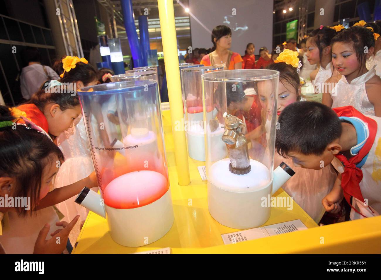 Bildnummer : 58121732 Datum : 19.06.2012 Copyright : imago/Xinhua (120619) -- PÉKIN, 19 juin 2012 (Xinhua) -- les enfants regardent les objets exposés lors de la présentation de l'exposition scientifique extraterrestre de Pékin à Beijing, capitale de la Chine, le 19 juin 2012. L'exposition se tiendra du 20 juin au 28 juillet. (Xinhua) (zmj) CHINA-BEIJING-SCIENCE EXHIBITION (CN) PUBLICATIONxNOTxINxCHN Gesellschaft Ausstellung Aliens Ausserirdische Kinder x0x xst 2012 quer 58121732 Date 19 06 2012 Copyright Imago XINHUA Beijing juin 19 2012 enfants XINHUA regardent les éléments exposés À la prévisualisation de Beijing Alien Scient Banque D'Images