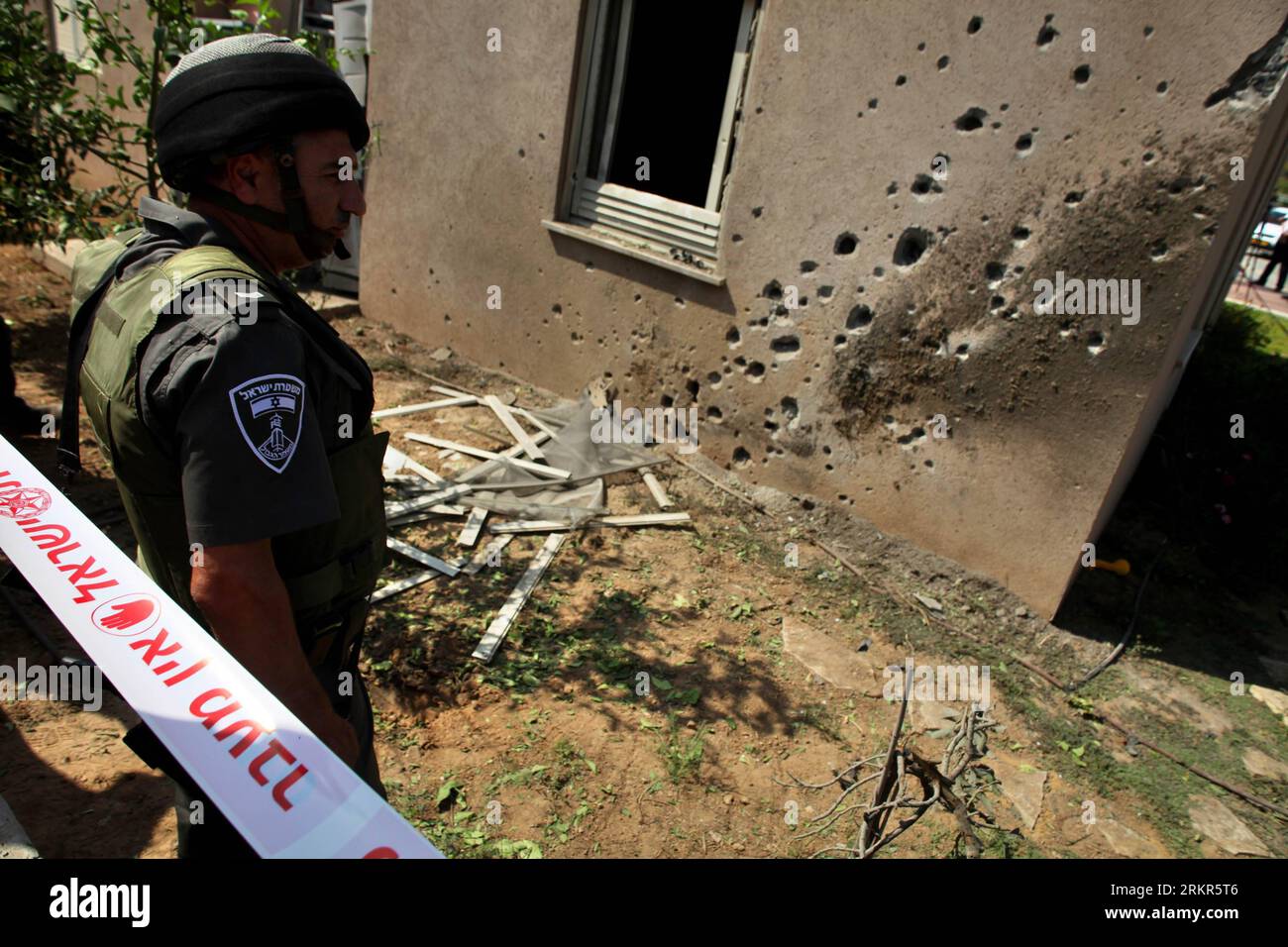 Bildnummer : 58128056 Datum : 20.06.2012 Copyright : imago/Xinhua (120620)-- , 20 juin 2012 (Xinhua) -- un soldat israélien se tient près d'une maison endommagée par l'une des trois roquettes tirées depuis la bande de Gaza en direction du Conseil régional de Sdot Néguev, dans le Sud d'Israël, le 20 juin 2012. Une nouvelle vague de violence entre Israël et les militants de Gaza s'est poursuivie mercredi, avec des roquettes qui ont atterri dans le sud d'Israël et des frappes aériennes de représailles destinées à supprimer de nouvelles salves. (Xinhua/Jini) (dzl) GAZA-ISRAEL-ROQUETTE-ATTACK PUBLICATIONxNOTxINxCHN Gesellschaft xda x2x 2012 quer premiumd o0 Nahostkonflikt, Angriff Raketenangriff Banque D'Images