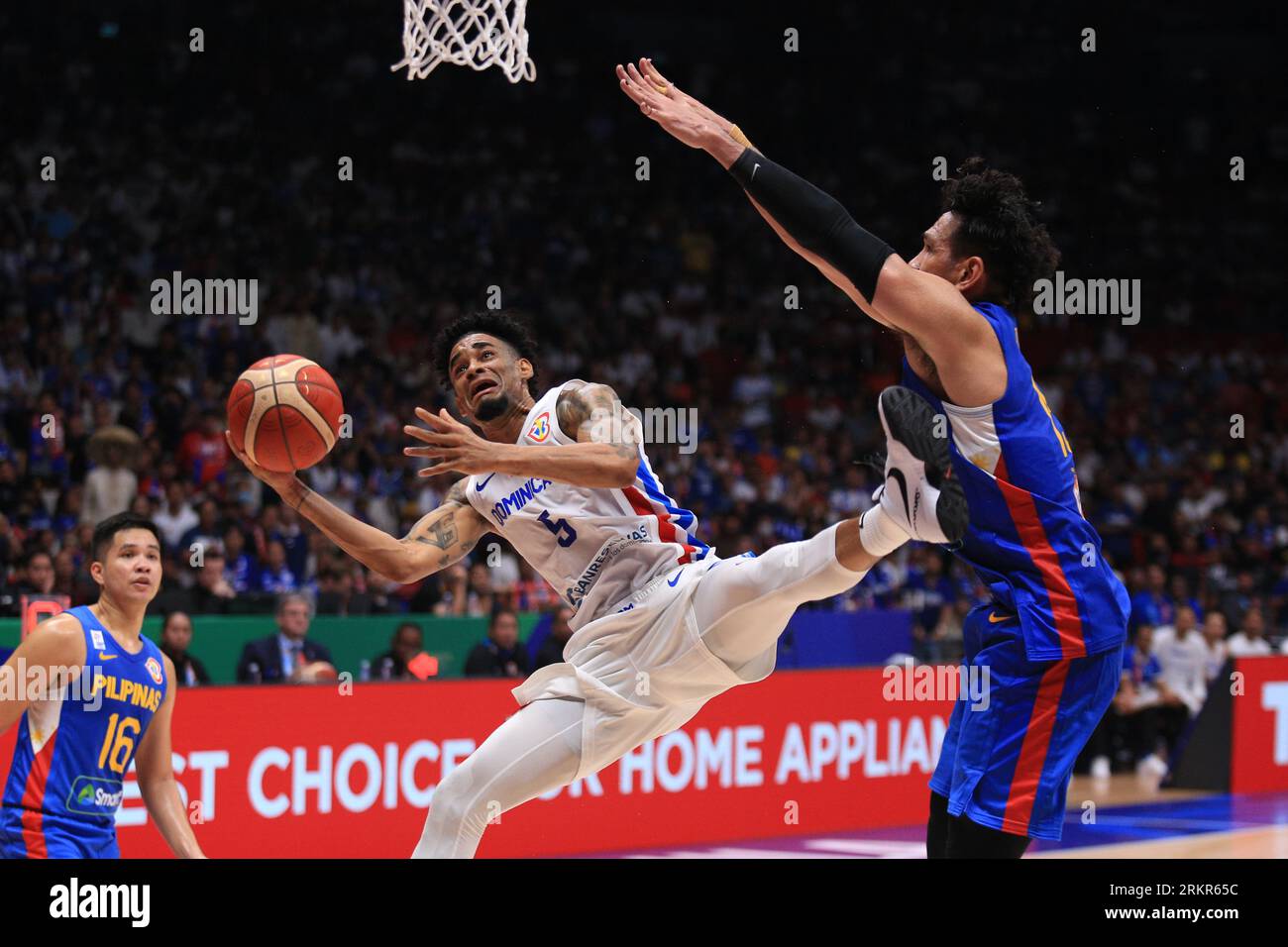 Bocaue, Philippines. 25 août 2023. Victor Liz (5, blanc) convertit un lay-up difficile après avoir été fauché par Junemar Fajardo (15, bleu) la République Dominicaine a servi de spoilers, surpassant les Philippines, 87-81 lors de leur match de phase de groupes de la coupe du monde de basket-ball FIBA. (Photo de Dennis Jerome Acosta/Pacific Press) crédit : Pacific Press Media production Corp./Alamy Live News Banque D'Images