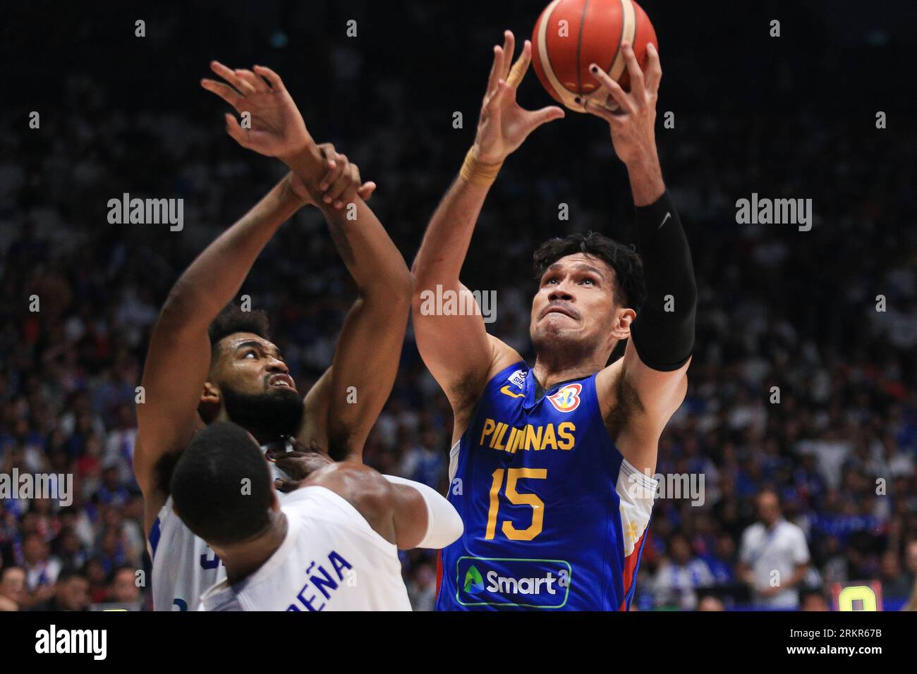 Bocaue, Philippines. 25 août 2023. Junemar Fajardo (15, Bleu) convertit un tir contre Karl Anthony Towns (32, blanc). La République Dominicaine a servi de spoilers, surpassant les Philippines, 87-81 lors de leur match de phase de groupes de la coupe du monde de basket-ball FIBA. (Photo de Dennis Jerome Acosta/Pacific Press) crédit : Pacific Press Media production Corp./Alamy Live News Banque D'Images