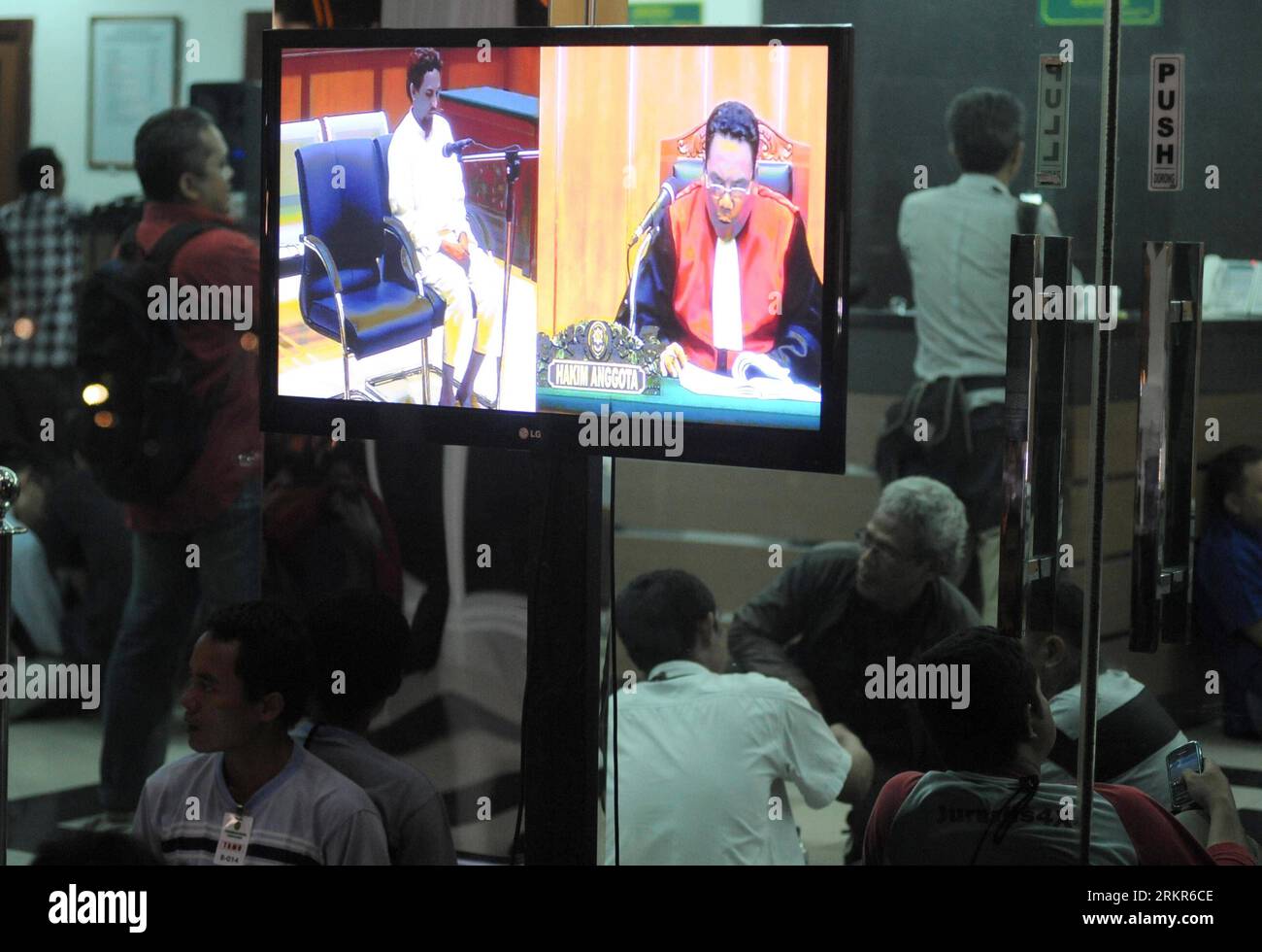 Bildnummer : 58133280 Datum : 21.06.2012 Copyright : imago/Xinhua (120621) -- JAKARTA, 21 juin 2012 (Xinhua) -- Un moniteur de télévision montre le complice du bombardier de Bali Hisyam bin Alizein au tribunal indonésien de l'État de Jakarta Ouest le 21 juin 2012. Un tribunal indonésien a condamné jeudi Hisyam bin Alizein, alias Umar Patek, complice d un groupe terroriste perpétré des attentats à la bombe dans l île de loisirs indonésienne de Bali, à 20 ans de prison. (Xinhua/Agung Kuncahya B.) (nxl) INDONÉSIE-JAKARTA-BALI CONDAMNÉ À UN ATTENTAT PUBLICATIONxNOTxINxCHN People Politik Terror terroriste Prozess Gericht Angeklagter xjh x0x pr Banque D'Images