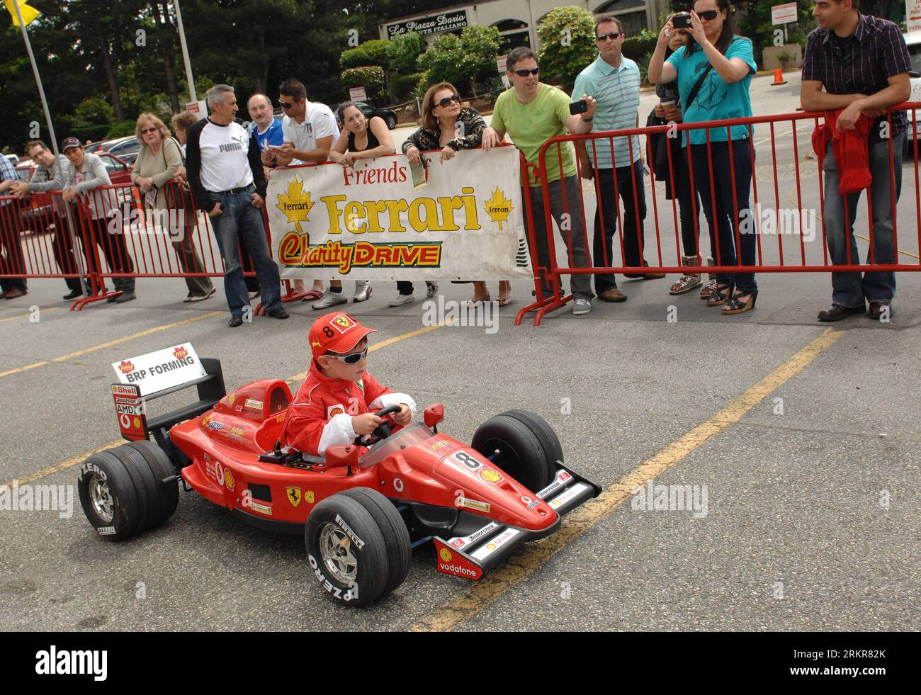 Bildnummer : 58146197 Datum : 24.06.2012 Copyright : imago/Xinhua (120625) -- VANCOUVER, 25 juin 2012 (Xinhua) -- Easton conduit dans la course des amis de Ferrari pour soutenir les organismes de bienfaisance pour enfants à Vancouver, Canada, le 24 juin 2012. Garçons et filles, âgés de 3 à 5 ans, portaient des combinaisons Ferrari Racing et conduisaient des voitures électriques Replica Formule 1 dans des mini Grand Prix. Depuis la première course en octobre 2001, Friends of Ferrari Race a atteint un objectif incroyable de collecter et de faire don à plus de 48 organismes caritatifs de plus de 1,6 millions de dollars. (XINHUA/SERGEI BACHLAKOV) CANADA-VANCOUVER-F1 MINI GRAND PRIX-CHARITY-FERRARI P. Banque D'Images