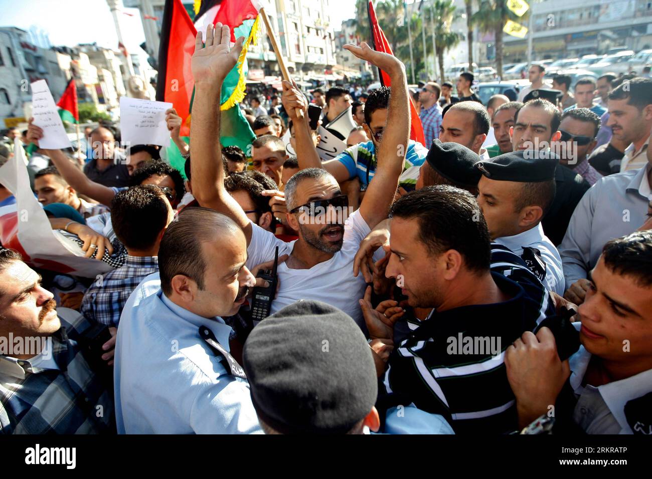 Bildnummer : 58166896 Datum : 30.06.2012 Copyright : imago/Xinhua (120630) -- RAMALLAH, 30 juin 2012 (Xinhua) -- des policiers palestiniens affrontent des manifestants lors d'une manifestation contre la rencontre entre le président palestinien MahmoudxAbbas et le vice-premier ministre israélien ShaoulxMofaz au siège de la présidence à Ramallah, en Cisjordanie, le 30 juin 2012. (Xinhua/Fadi Arouri) MIDEAST-RAMALLAH-PROTEST-MEETING PUBLICATIONxNOTxINxCHN Gesellschaft Politik Palästina Westjordanland Demo Protest Premiumd xbs x1x 2012 quer 58166896 Date 30 06 2012 Copyright Imago XINHUA Ramallah J Banque D'Images