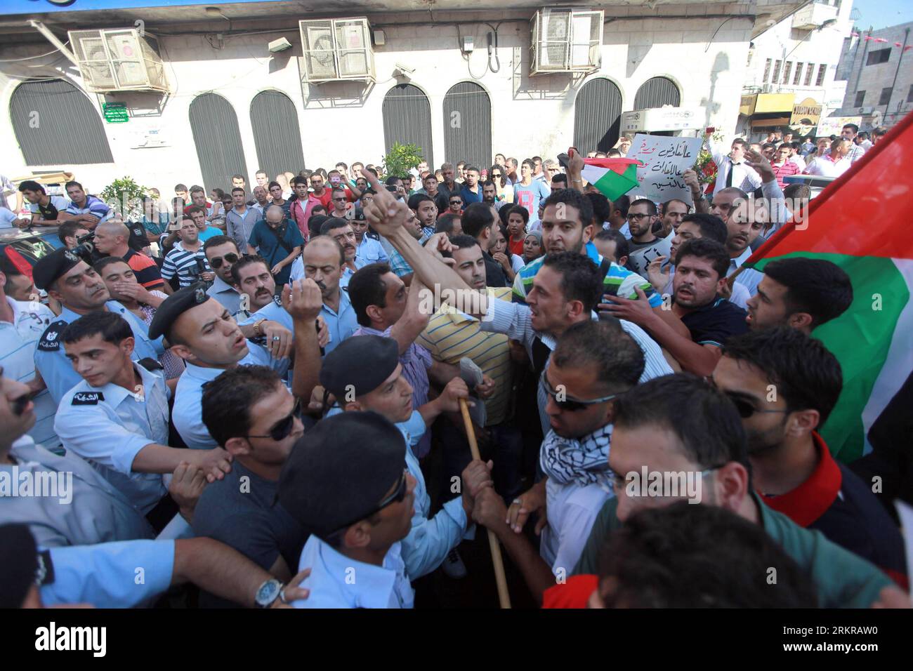 Bildnummer : 58166895 Datum : 30.06.2012 Copyright : imago/Xinhua (120630) -- RAMALLAH, 30 juin 2012 (Xinhua) -- des policiers palestiniens affrontent des manifestants lors d'une manifestation contre la rencontre entre le président palestinien MahmoudxAbbas et le vice-premier ministre israélien ShaoulxMofaz au siège de la présidence à Ramallah, en Cisjordanie, le 30 juin 2012. (Xinhua/Fadi Arouri) MIDEAST-RAMALLAH-PROTEST-MEETING PUBLICATIONxNOTxINxCHN Gesellschaft Politik Palästina Westjordanland Demo Protest Premiumd xbs x1x 2012 quer 58166895 Date 30 06 2012 Copyright Imago XINHUA Ramallah J Banque D'Images