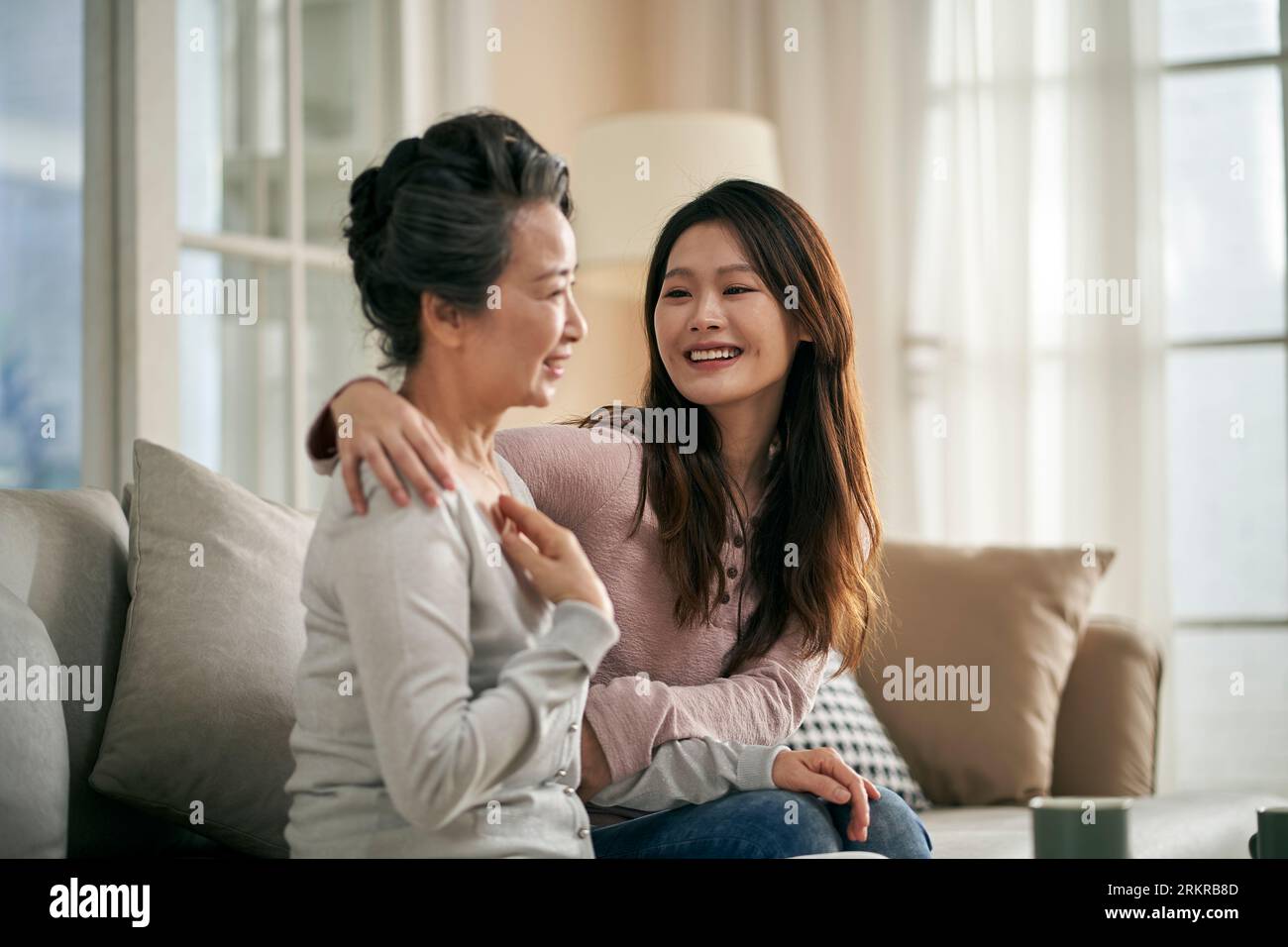 heureuse mère asiatique senior et fille adulte ayant un bon moment à la maison Banque D'Images