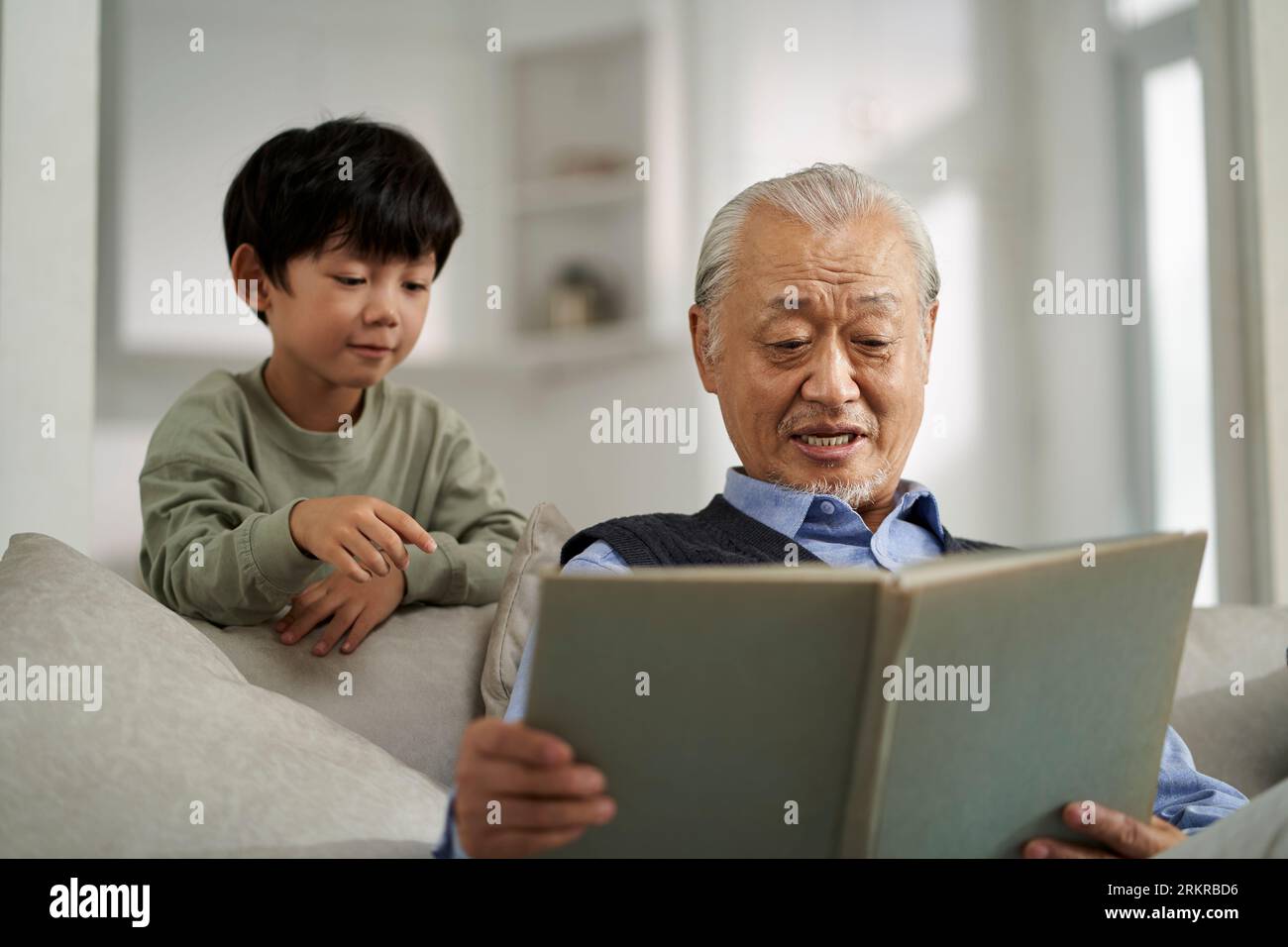 grand-père asiatique senior ayant un bon moment avec son petit-fils à la maison Banque D'Images