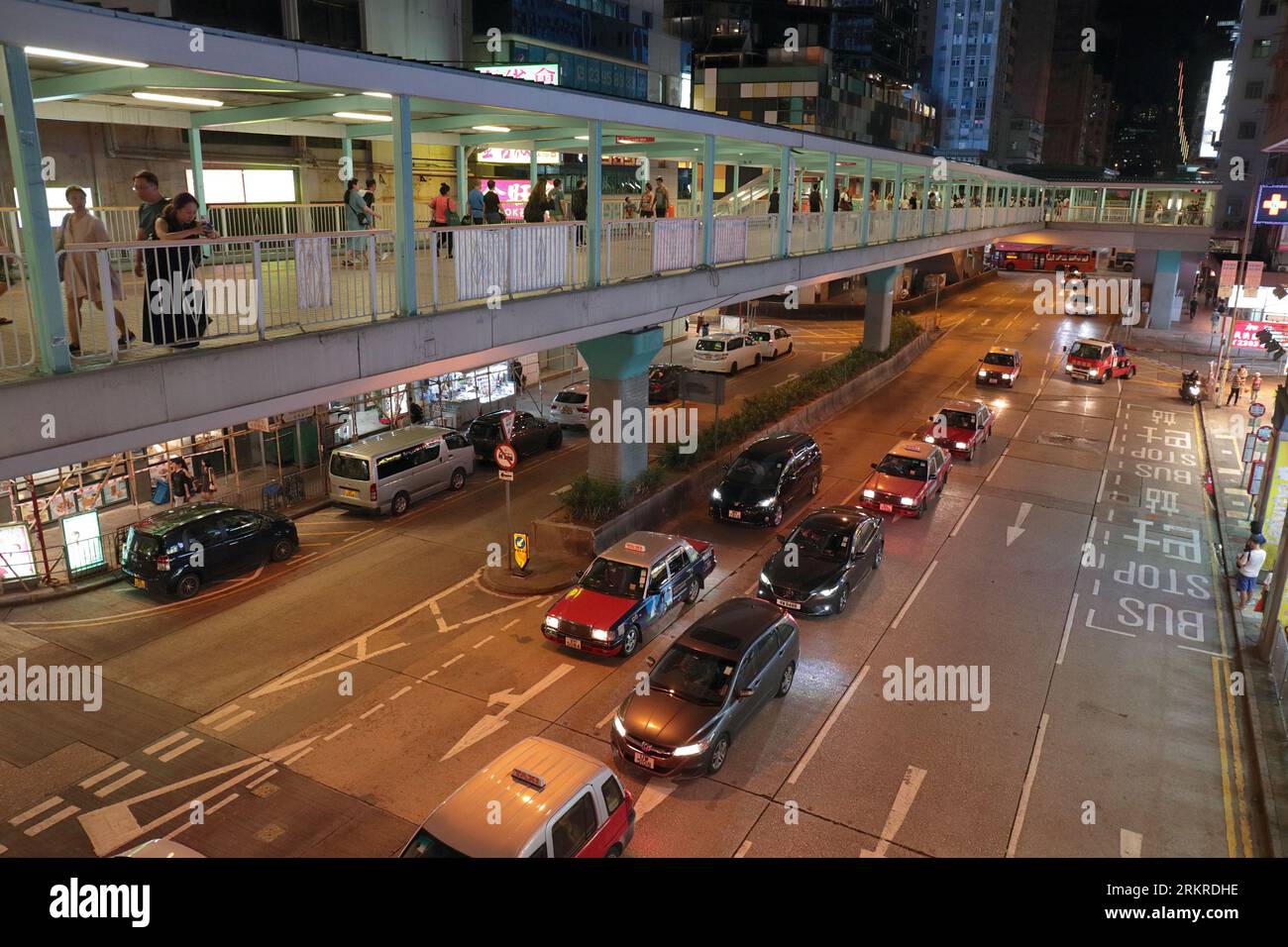 Vue nocturne d'un passage piéton surélevé, Mongkok Road, Kowloon, Hong Kong, Chine août 2023 Banque D'Images