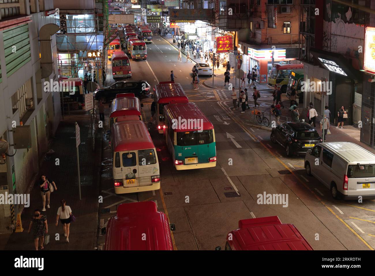 Scène de rue du soir, rue Tung Choi, à Mongkok, Kowloon, Hong Kong, Chine août 2023 Banque D'Images