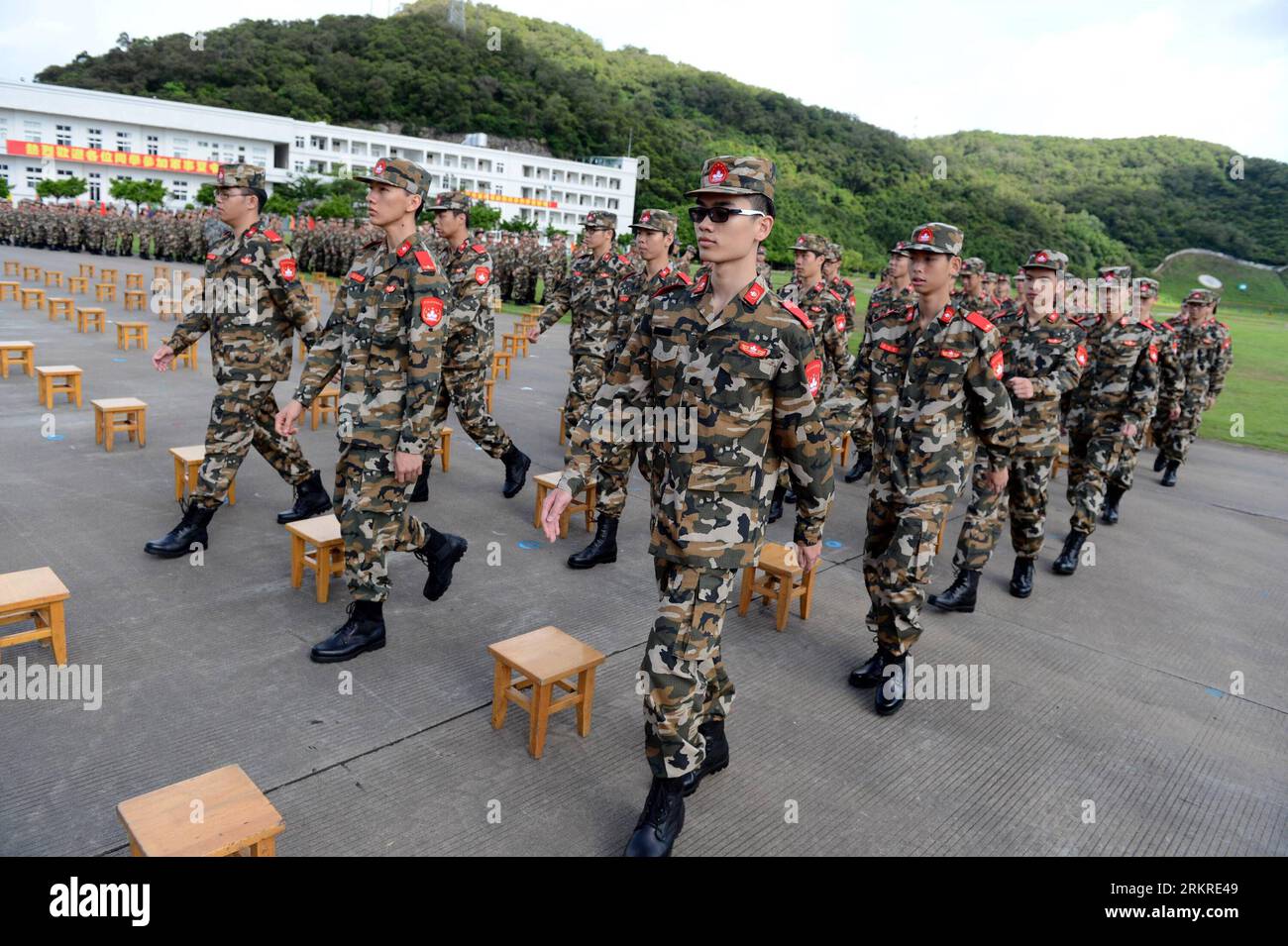 Bildnummer : 58212801 Datum : 09.07.2012 Copyright : imago/Xinhua (120709) -- ZHUHAI, 9 juillet 2012 (Xinhua) -- des adolescents de Macao de Chine assistent à une cérémonie de lancement d un camp d été militaire au bataillon de la garnison de Macao de l Armée populaire de libération chinoise (APL) à Zhuhai, dans la province du Guangdong du sud de la Chine, le 9 juillet 2012. Un camp d'été militaire organisé par la garnison de Macao PLA et le gouvernement de la région administrative spéciale de Macao a débuté ici lundi, avec la participation de 150 étudiants de Macao. (Xinhua/Cheong Kam Ka)(mcg) CAMP D'ÉTÉ ÉTUDIANT CHINE-GUANGDONG-ZHUHAI-MACAO (CN) Banque D'Images