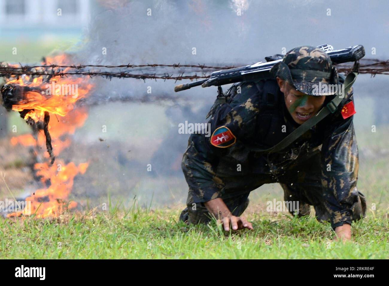 Bildnummer : 58212803 Datum : 09.07.2012 Copyright : imago/Xinhua (120709) -- ZHUHAI, 9 juillet 2012 (Xinhua) -- Un soldat de la garnison de Macao de l'Armée populaire de libération chinoise (PLA) participe à un entraînement au bataillon de Zhuhai, dans la province du Guangdong, le 9 juillet 2012. Un camp d'été militaire organisé par la garnison de Macao de l'APL et le gouvernement de la région administrative spéciale de Macao a débuté ici lundi, avec la participation de 150 étudiants chinois de Macao. (Xinhua/Cheong Kam Ka)(mcg) CHINA-GUANGDONG-ZHUHAI-MACAO STUDENT-SUMMER CAMP (CN) PUBLICATIONxNOTxINxCHN Gesellschaft Milit Banque D'Images