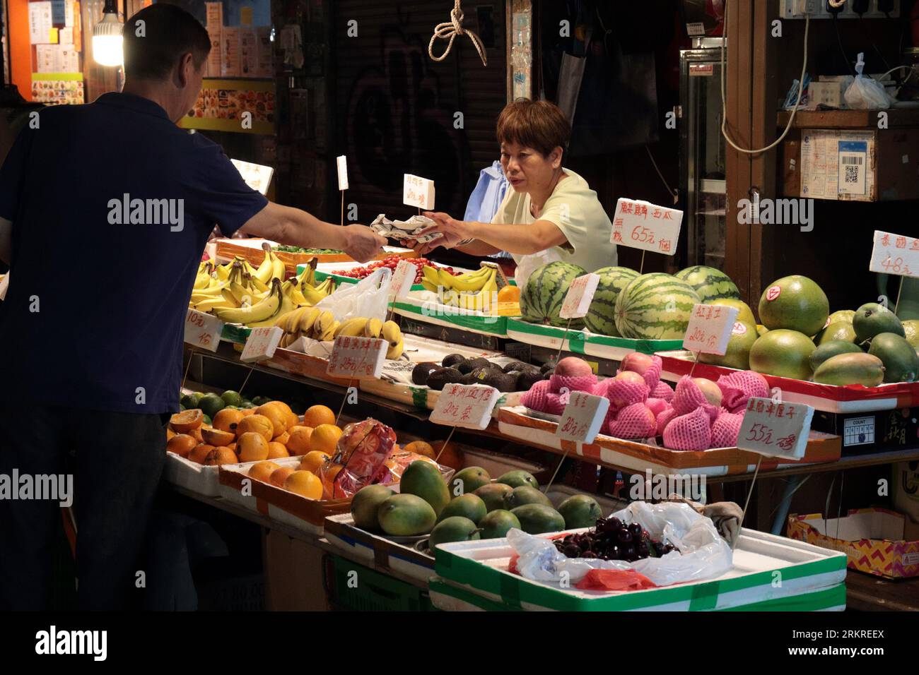 Vendeur de fruits, soirée, rue Yin Chong, Mongkok, Kowloon, Hong Kong, Chine août 2023 Banque D'Images