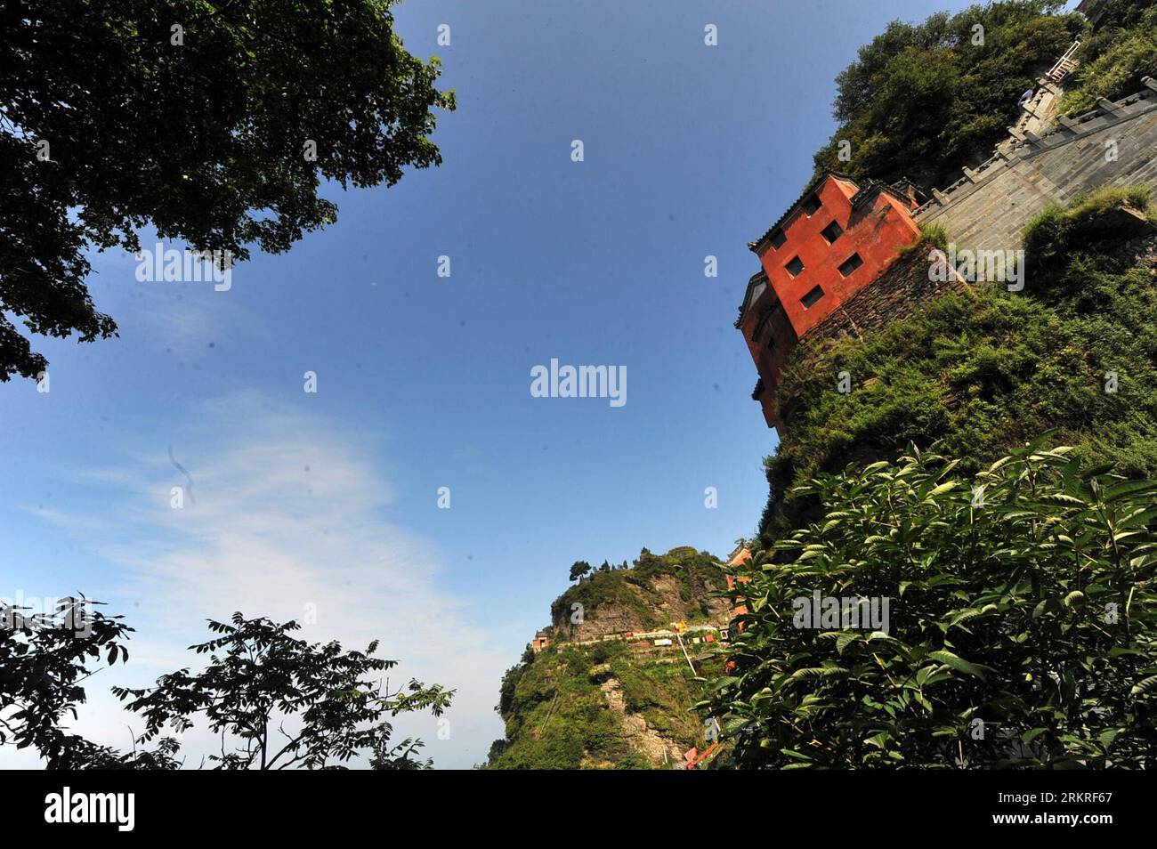 Bildnummer : 58227743 Datum : 11.07.2012 Copyright : imago/Xinhua (120712) -- MONTAGNE WUDANG, 12 juillet 2012 (Xinhua) -- photo prise le 11 juillet 2012 montre le paysage de la montagne Wudang dans la province du Hubei en Chine centrale. Berceau de la culture taoïste, la montagne Wudang a été inscrite sur la liste des patrimoines culturels mondiaux en 1994. Le paysage de la montagne attire des dizaines de milliers de visiteurs chaque année. Plus de 4 millions de touristes du pays et de l'étranger devraient visiter le site cette année. (Xinhua/Chen Haining) (mp) CHINA-HUBEI-WUDANG MOUNTAIN-TOURISM (CN) PUBLICATIONxNOTxINxCHN Banque D'Images