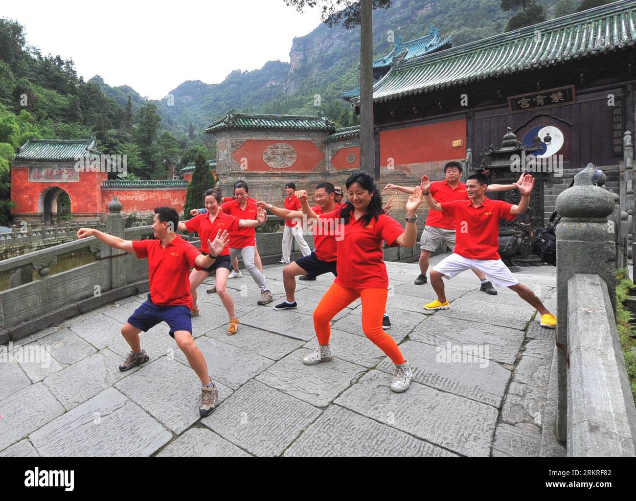 Bildnummer : 58227707 Datum : 11.07.2012 Copyright : imago/Xinhua (120712) -- MONTAGNE WUDANG, 12 juillet 2012 (Xinhua) -- les visiteurs apprennent à jouer au Taichi, une boxe traditionnelle chinoise de l'ombre, sur la montagne Wudang dans la province du Hubei du centre de la Chine, le 11 juillet 2012. Berceau de la culture taoïste, la montagne Wudang a été inscrite sur la liste des patrimoines culturels mondiaux en 1994. Le paysage de la montagne attire des dizaines de milliers de visiteurs chaque année. Plus de 4 millions de touristes du pays et de l'étranger devraient visiter le site cette année. (Xinhua/Chen Haining) (mp) CHINE-HUBEI-WUDANG MOUNT Banque D'Images