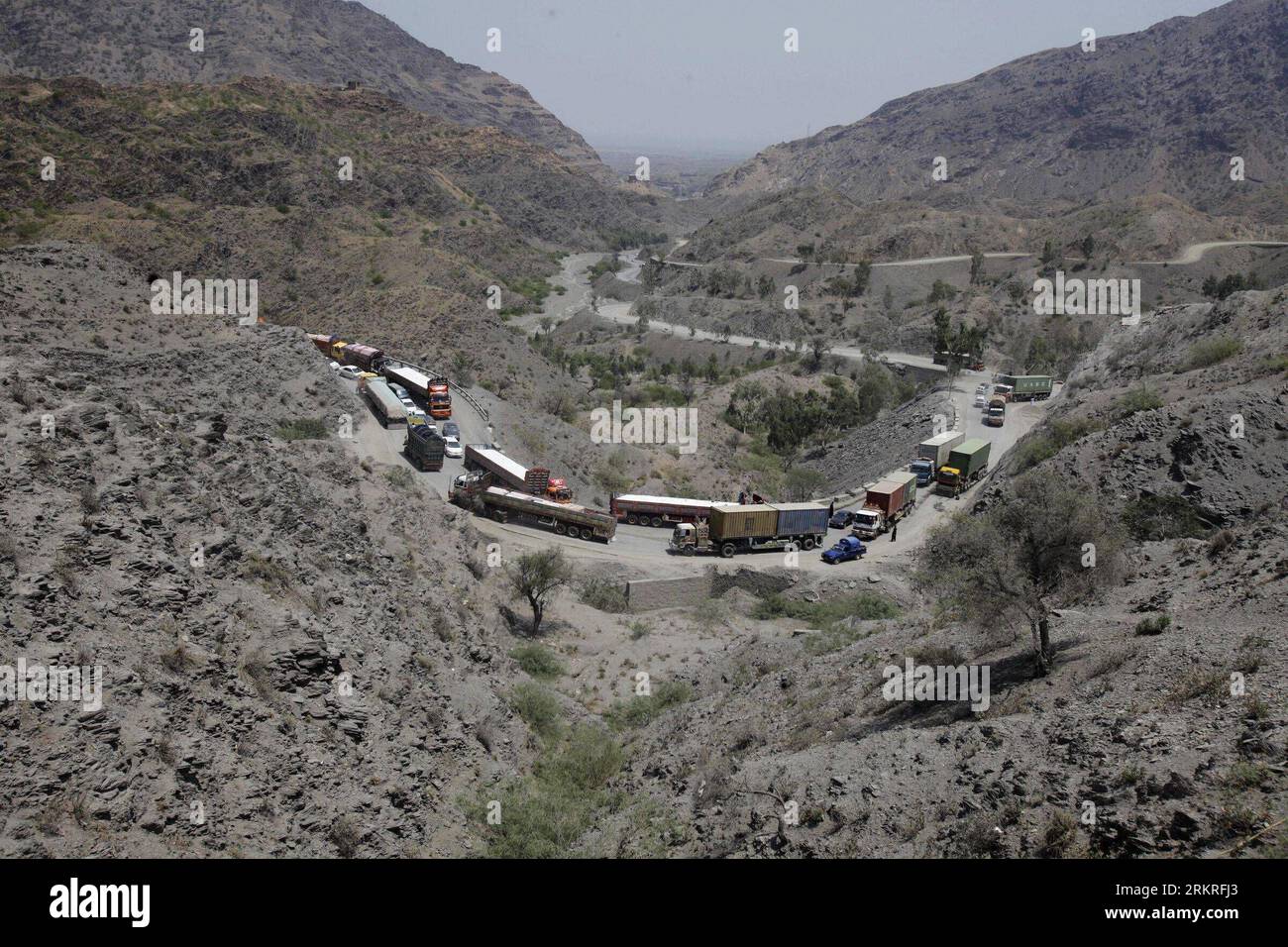 Bildnummer : 58238375 Datum : 12.07.2012 Copyright : imago/Xinhua (120712) -- TORKHAM, 12 juillet 2012 (Xinhua) -- des camions ravitailleurs de l'OTAN se rendent à la frontière de Torkham entre le Pakistan et l'Afghanistan, près de Torkham, au nord-ouest du Pakistan, le 12 juillet 2012. Les premiers camions de l'OTAN transportant des fournitures pour les forces dirigées par l'OTAN en Afghanistan ont traversé jeudi Torkham, une ville située à la frontière nord-ouest entre l'Afghanistan et le Pakistan. (Xinhua/Umar Qayyum) PAKISTAN-TORKHAM-NATO-SUPPLY PUBLICATIONxNOTxINxCHN Gesellschaft Hilfsgüter Truck Humanitäre Hilfe xdp x0x premiumd 2012 quer 58238375 Date 12 07 2012 Co Banque D'Images