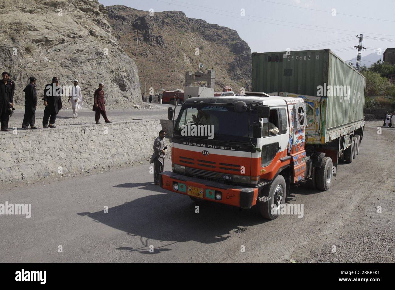 Bildnummer : 58238376 Datum : 12.07.2012 Copyright : imago/Xinhua (120712) -- TORKHAM, 12 juillet 2012 (Xinhua) -- Un camion ravitailleur de l'OTAN se dirige vers la frontière de Torkham entre le Pakistan et l'Afghanistan, près de Torkham, au nord-ouest du Pakistan, le 12 juillet 2012. Les premiers camions de l'OTAN transportant des fournitures pour les forces dirigées par l'OTAN en Afghanistan ont traversé jeudi Torkham, une ville située à la frontière nord-ouest entre l'Afghanistan et le Pakistan. (Xinhua/Umar Qayyum) PAKISTAN-TORKHAM-NATO-SUPPLY PUBLICATIONxNOTxINxCHN Gesellschaft Hilfsgüter Truck Humanitäre Hilfe xdp x0x premiumd 2012 quer 58238376 Date 12 07 2012 Banque D'Images