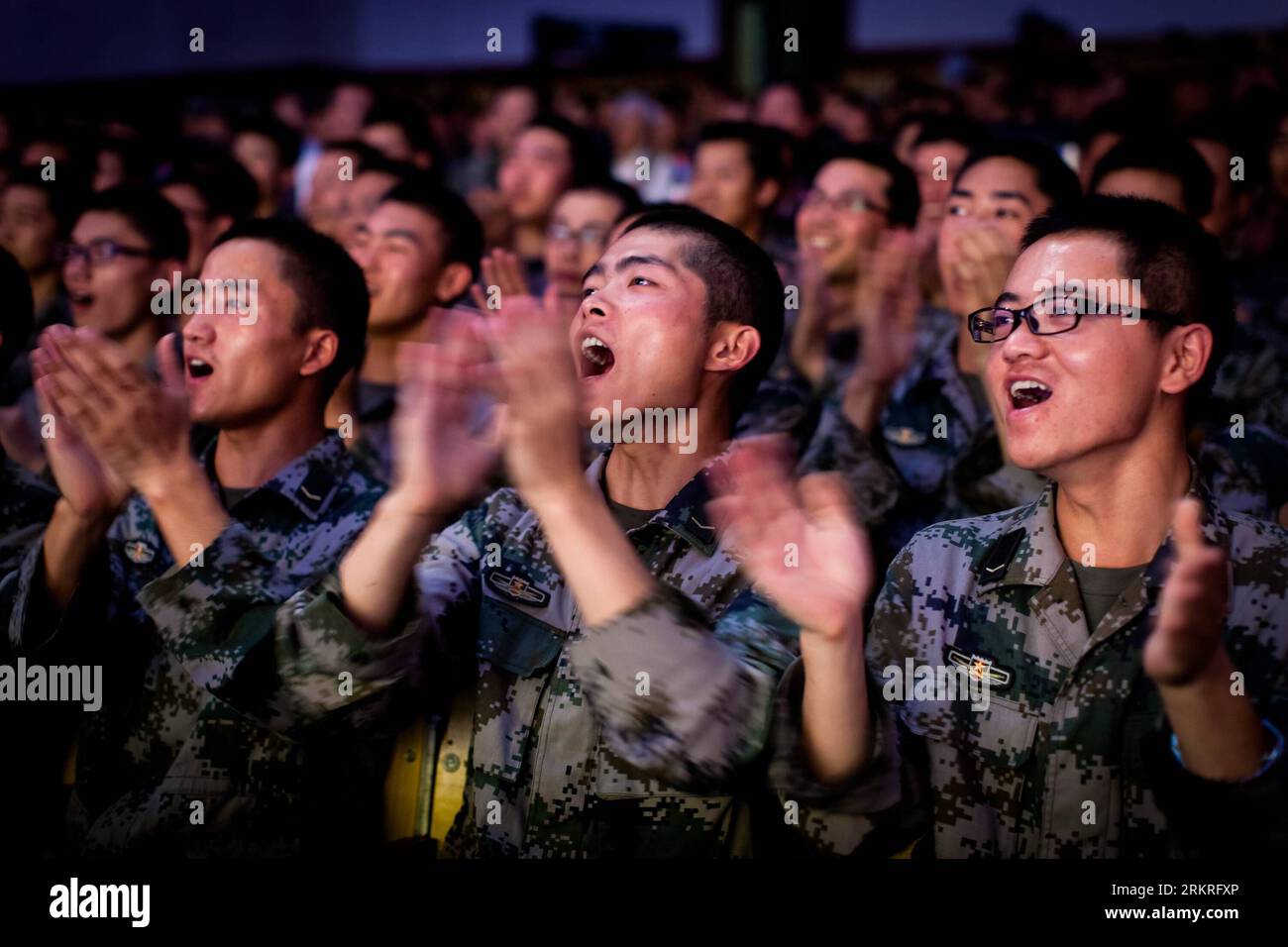 Bildnummer : 58240453 Datum : 12.07.2012 Copyright : imago/Xinhua (120713) -- TIANSHUI, 13 juillet 2012 (Xinhua) -- des soldats d une division de l Armée populaire de libération chinoise (APL) assistent à une cérémonie au cours de laquelle ils ont reçu gratuitement des films numériques et un projecteur de la télévision centrale chinoise (CCTV), à Tianshui, dans la province du Gansu, au nord-ouest de la Chine, le 12 juillet 2012. CCTV, la télévision d'État chinoise, offre des films numériques gratuits aux troupes de l'APL à travers le pays depuis 2008. (Xinhua/Liu Bin) (lmm) CHINA-GANSU-TIANSHUI-MILITARY-PLA-MOVIE (CN) PUBLICATIONxNOTxINxCHN Gesellschaft Militär Enterta Banque D'Images