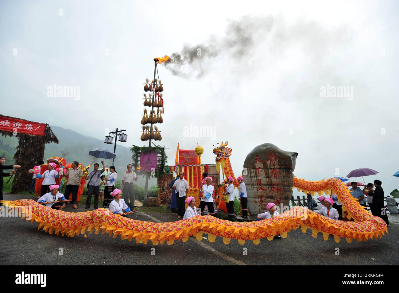 Bildnummer : 58244908 Datum : 14.07.2012 Copyright : imago/Xinhua (120715) -- LONGSHENG, 15 juillet 2012 (Xinhua) -- des villageois prennent part à une cérémonie pour adorer la torche pendant le festival de la flamme au village de Guzhuang dans le comté autonome de toutes les nationalités de Longsheng, région autonome de Guangxi Zhuang, sud-ouest de la Chine, le 14 juillet 2012. Les villageois ici prient pour la bonne fortune en allumant des torches pendant le festival traditionnel de la torche. (Xinhua/lu Bo an) (lfj) CHINA-GUANGXI-TORCH FESTIVAL (CN) PUBLICATIONxNOTxINxCHN Gesellschaft traditionnelle Feste Fackelfest Fackel xjh x0x 2012 quer 58244908 Date Banque D'Images