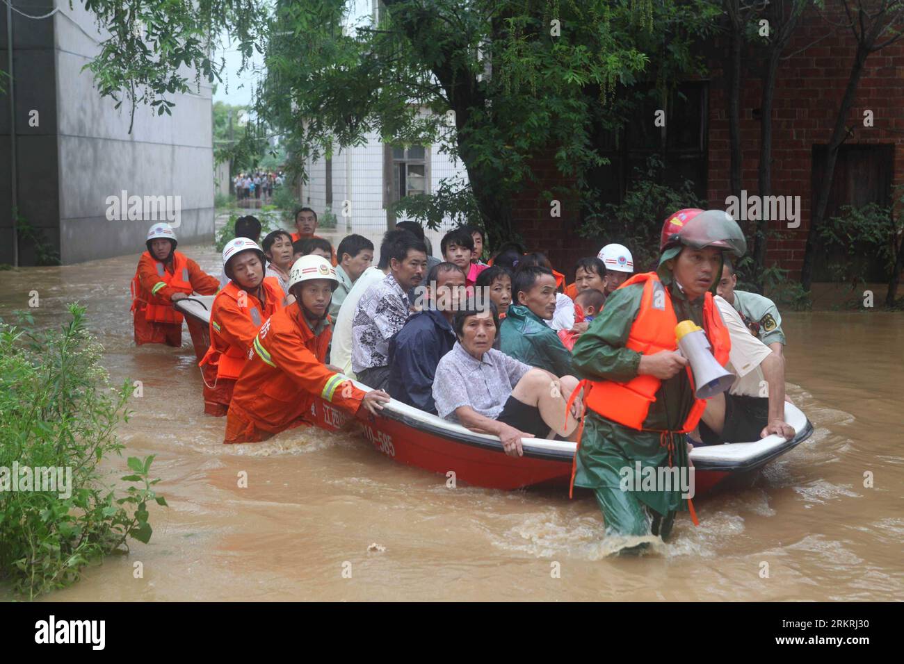 Bildnummer : 58254331 Datum : 17.07.2012 Copyright : imago/Xinhua (120718) -- JIUJIANG, 18 juillet 2012 (Xinhua) -- transfert de sauveteurs piégés dans le village de Qiaobei du canton de Hualin dans le comté de Xingzi à Jiujiang, province de Jiangxi dans l'est de la Chine, 17 juillet 2012. Une averse qui a frappé le canton de Hualin mardi a déclenché une inondation torrentielle, affectant plus de 8 000 et 415,7 hectares de terres agricoles. Tous les villageois piégés dans le village de Qiaobei avaient été transférés dans un endroit sûr mardi soir. (Xinhua/Li Taoyuan) (cl/mcg) CHINA-JIANGXI-JIUJIANG-FLOOD (CN) PUBLICATIONxNOTxINxCHN Gesellschaft Wetter Regen über Banque D'Images