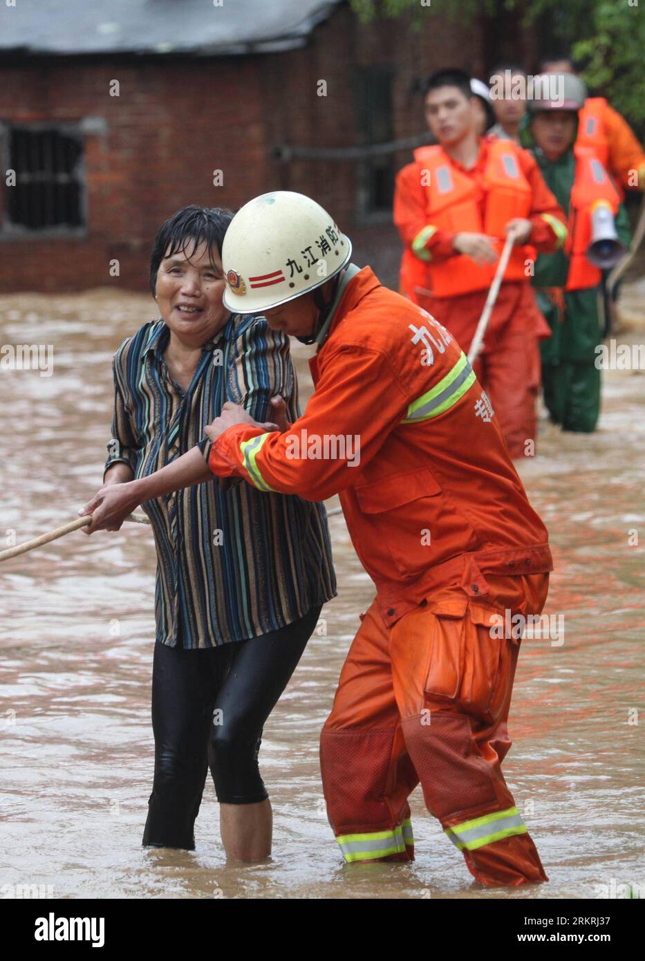 Bildnummer : 58254330 Datum : 17.07.2012 Copyright : imago/Xinhua (120718) -- JIUJIANG, 18 juillet 2012 (Xinhua) -- transfert de sauveteurs piégés dans le village de Qiaobei du canton de Hualin dans le comté de Xingzi à Jiujiang, province de Jiangxi dans l'est de la Chine, 17 juillet 2012. Une averse qui a frappé le canton de Hualin mardi a déclenché une inondation torrentielle, affectant plus de 8 000 et 415,7 hectares de terres agricoles. Tous les villageois piégés dans le village de Qiaobei avaient été transférés dans un endroit sûr mardi soir. (Xinhua/Li Taoyuan) (cl/mcg) CHINA-JIANGXI-JIUJIANG-FLOOD (CN) PUBLICATIONxNOTxINxCHN Gesellschaft Wetter Regen über Banque D'Images