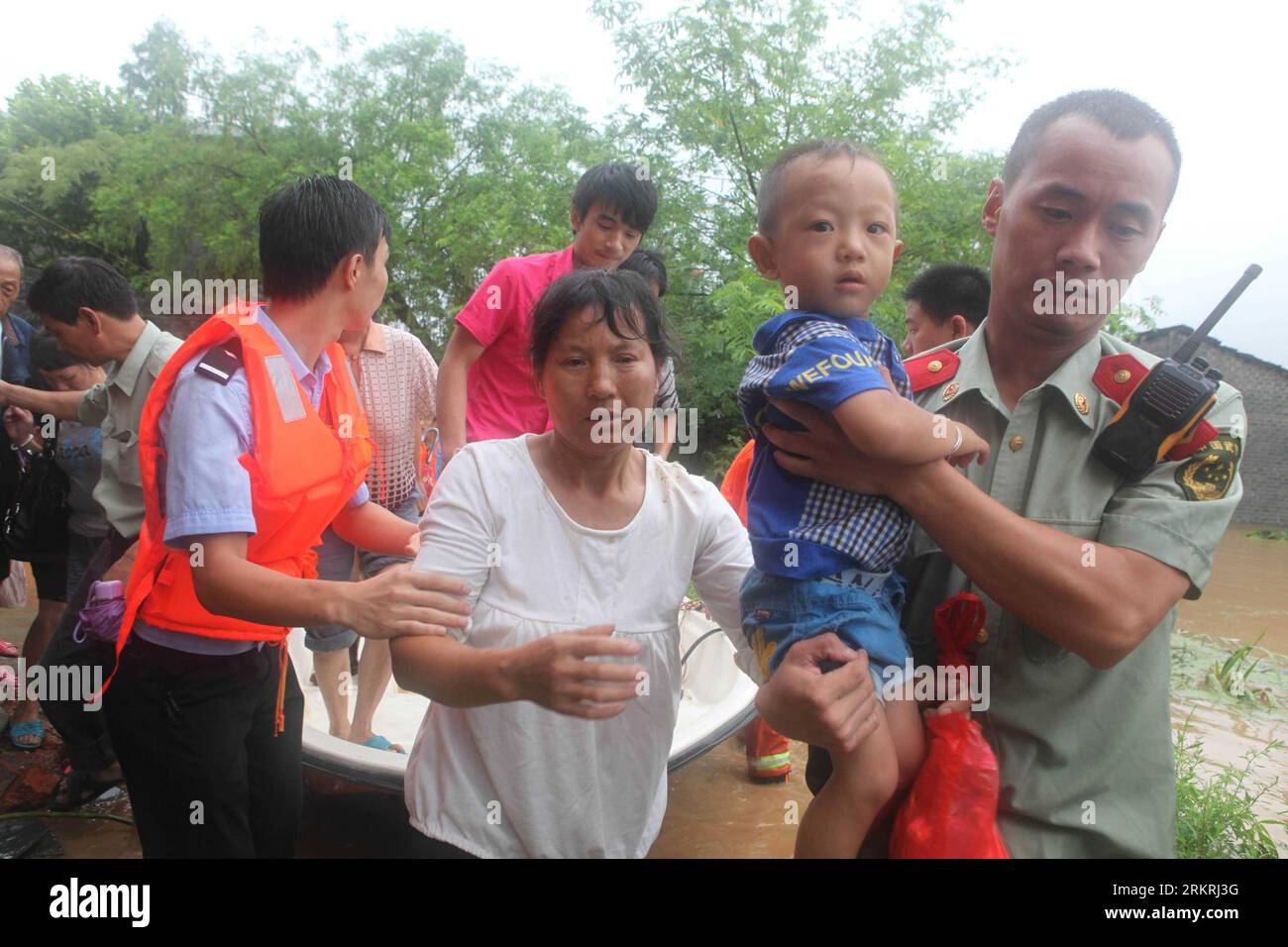Bildnummer : 58254332 Datum : 17.07.2012 Copyright : imago/Xinhua (120718) -- JIUJIANG, 18 juillet 2012 (Xinhua) -- transfert de sauveteurs piégés dans le village de Qiaobei du canton de Hualin dans le comté de Xingzi à Jiujiang, province de Jiangxi dans l'est de la Chine, 17 juillet 2012. Une averse qui a frappé le canton de Hualin mardi a déclenché une inondation torrentielle, affectant plus de 8 000 et 415,7 hectares de terres agricoles. Tous les villageois piégés dans le village de Qiaobei avaient été transférés dans un endroit sûr mardi soir. (Xinhua/Li Taoyuan) (cl/mcg) CHINA-JIANGXI-JIUJIANG-FLOOD (CN) PUBLICATIONxNOTxINxCHN Gesellschaft Wetter Regen über Banque D'Images