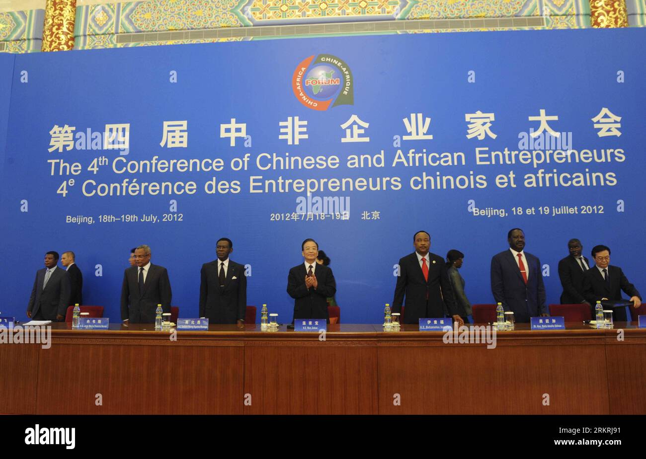 Bildnummer : 58255522 Datum : 18.07.2012 Copyright : imago/Xinhua (120718) -- BEIJING, 18 juillet 2012 (Xinhua) -- le Premier ministre chinois Wen Jiabao (C) assiste à la cérémonie d'ouverture de la quatrième Conférence des entrepreneurs chinois et africains à Beijing, capitale de la Chine, le 18 juillet 2012. (Xinhua/Rao Aimin) CHINA-AFRICA-WEN JIABAO-ENTREPRENEURS CONFERENCE (CN) PUBLICATIONxNOTxINxCHN People Politik x0x xst 2012 quer 58255522 Date 18 07 2012 Copyright Imago XINHUA Beijing juillet 18 2012 le Premier ministre chinois DE XINHUA Wen Jiabao C assiste à la cérémonie d'ouverture de la quatrième Conférence de l'ENTR chinois et africain Banque D'Images