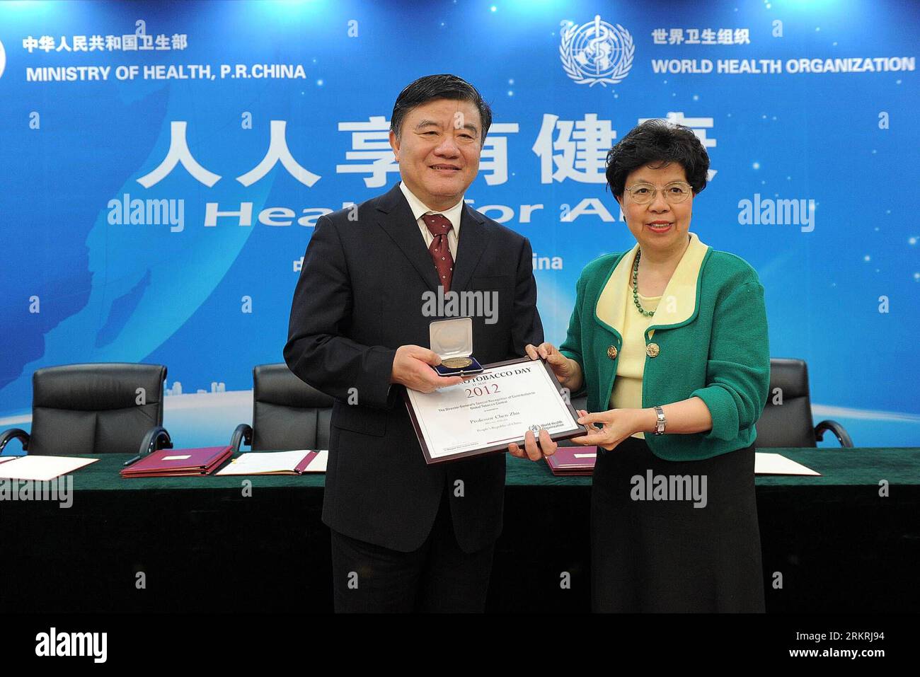 Bildnummer : 58255520 Datum : 18.07.2012 Copyright : imago/Xinhua (120718) -- PÉKIN, 18 juillet 2012 (Xinhua) -- Margaret Chan (droite), Directrice générale de l Organisation mondiale de la Santé (OMS), remet le certificat d honneur reconnaissance spéciale de contribution à la lutte mondiale contre le tabagisme au Ministre chinois de la Santé Chen Zhu à Beijing, capitale de la Chine, le 18 juillet 2012. (Xinhua/HE Junchang) CHINA-WHO-MARGARET CHAN-CHEN ZHU-TABAC CONTROL (CN) PUBLICATIONxNOTxINxCHN People Politik x0x xst 2012 quer 58255520 Date 18 07 2012 Copyright Imago XINHUA Pékin juillet 18 2012 XINHUA Banque D'Images