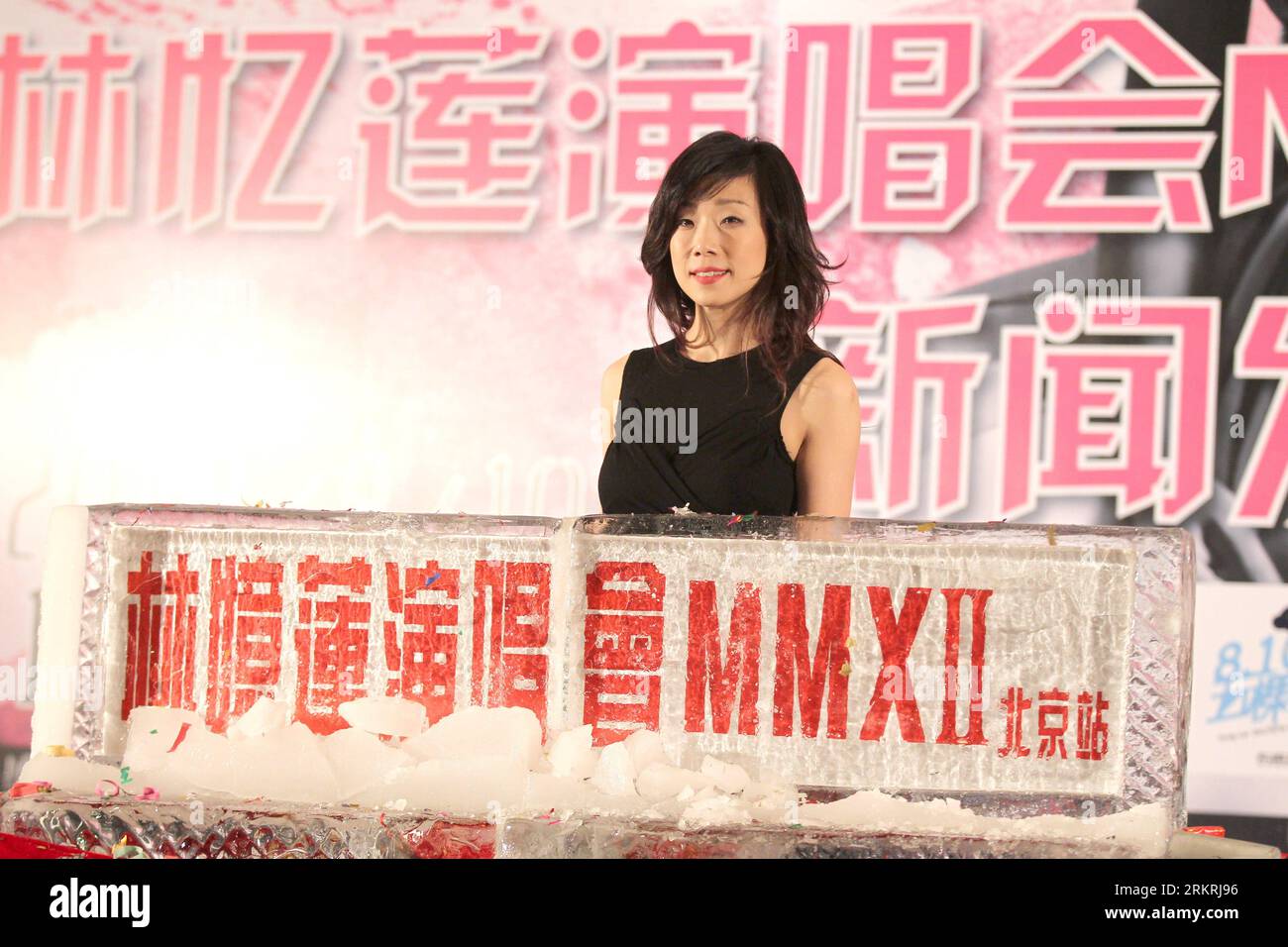 Bildnummer: 58255498 Datum: 18.07.2012 Copyright: imago/Xinhua (120718) -- BEIJING, July 18, 2012 (Xinhua) -- Hong Kong singer Sandy Lam attends the press conference for her upcoming concert in Beijing, capital of China, July 18, 2012. Sandy Lam s Sandy Lam Concert MMXII will be held at MasterCard Center in Beijing on August 10. (Xinhua) (zc/mcg) CHINA-BEIJING-SANDY LAM-PRESS CONFERENCE (CN) PUBLICATIONxNOTxINxCHN People Entertainment Musik Porträt x0x xst 2012 quer 58255498 Date 18 07 2012 Copyright Imago XINHUA Beijing July 18 2012 XINHUA Hong Kong Singer Sandy LAM Attends The Press Banque D'Images