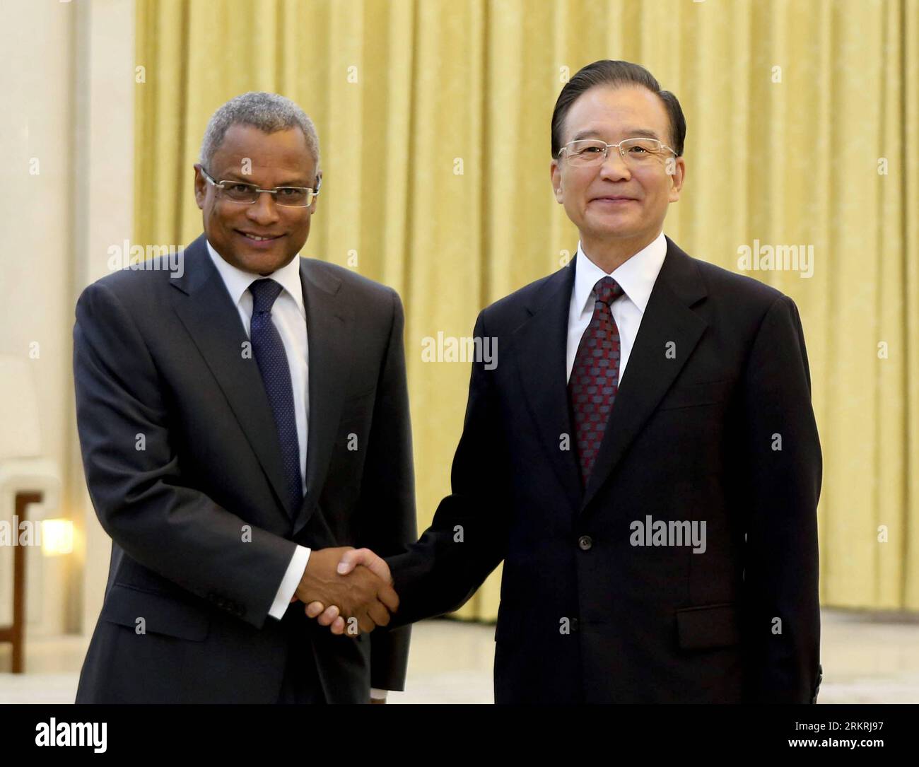 (120718) -- BEIJING, July 18, 2012 (Xinhua) -- Chinese Premier Wen Jiabao (R) shakes hands with Jose Maria Pereira Neves, prime minister of Cape Verde in Beijing, capital of China, July 18, 2012. Neves is in Beijing for the opening ceremony of the fifth Ministerial Meeting of the Forum on China-Africa Cooperation (FOCAC) which is scheduled to be held on July 19. (Xinhua/Ding Lin) CHINA-CAPE VERDE-FOCAC-WEN JIABAO-NEVES-MEET (CN) PUBLICATIONxNOTxINxCHN 120718 Beijing July 18 2012 XINHUA Chinese Premier Wen Jiabao r Shakes Hands With Jose Mary Pereira Neves Prime Ministers of Cape Verde in Bei Banque D'Images