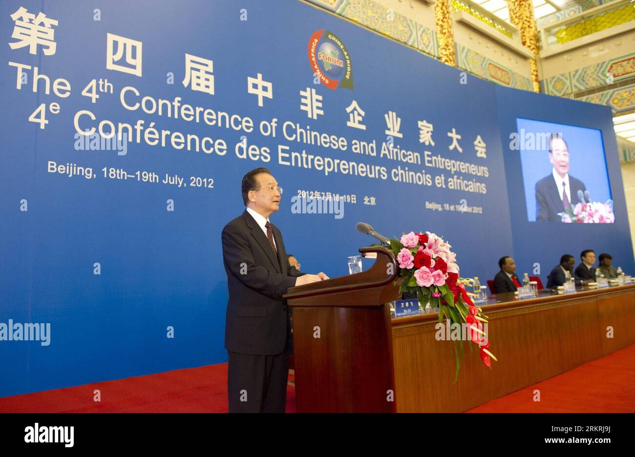 Bildnummer: 58255523 Datum: 18.07.2012 Copyright: imago/Xinhua (120718) -- BEIJING, July 18, 2012 (Xinhua) -- Chinese Premier Wen Jiabao addresses the opening ceremony of the Fourth Conference of Chinese and African Entrepreneurs in Beijing, capital of China, July 18, 2012. (Xinhua/Huang Jingwen) CHINA-AFRICA-WEN JIABAO-ENTREPRENEURS CONFERENCE (CN) PUBLICATIONxNOTxINxCHN People Politik x0x xst 2012 quer 58255523 Date 18 07 2012 Copyright Imago XINHUA Beijing July 18 2012 XINHUA Chinese Premier Wen Jiabao addresses The Opening Ceremony of The Fourth Conference of Chinese and African En Banque D'Images