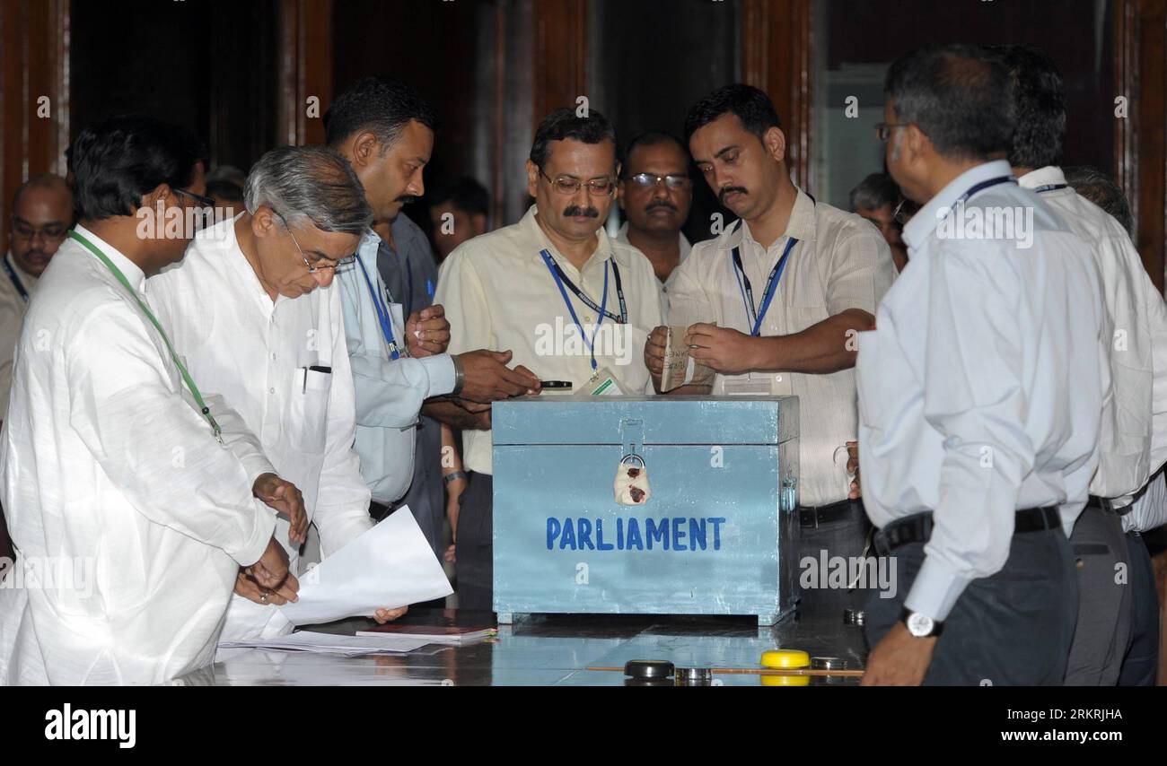 Bildnummer : 58270290 Datum : 22.07.2012 Copyright : imago/Xinhua (120722) -- NEW DELHI, 22 juillet 2012 (Xinhua) -- les responsables électoraux comptent les voix pour l'élection présidentielle, au Parlement indien, à New Delhi, Inde, le 22 juillet 2012. Le poids lourd du Congrès indien et ancien ministre des Finances PranabxMukherjee a été élu 13e président de l'Inde, selon les résultats des comptes officiels des votes du 22 juillet. (Xinhua/pool) (msq) INDE-ELECTION PUBLICATIONxNOTxINxCHN Politik Indien Wahl Präsidentschaftswahl Auszählung Stimmauszählung xns x1x 2012 quer 58270290 Date 22 07 2 Banque D'Images