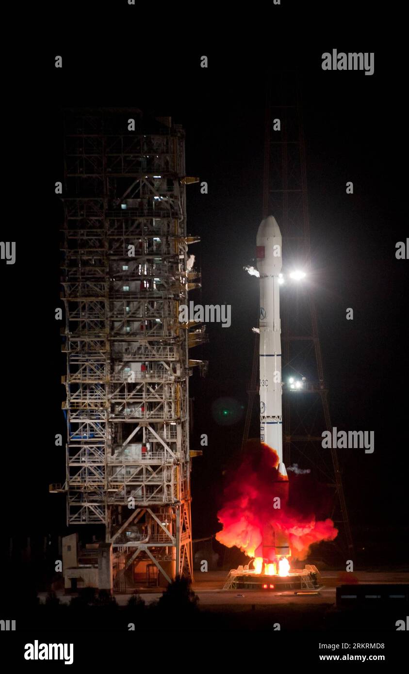 Bildnummer : 58279095 Datum : 25.07.2012 Copyright : imago/Xinhua (120726) -- XICHANG, 26 juillet 2012 (Xinhua) -- la fusée long March-3C transportant le satellite Tianlian I-03 explose depuis le centre de lancement de satellites Xichang à Xichang, dans la province du Sichuan, dans le sud-ouest de la Chine, le 25 juillet 2012, achevant le premier système de réseau satellite de relais de données du pays. Le satellite rejoindra ses deux prédécesseurs pour assurer le fonctionnement du réseau mondial après la validation en orbite et les procédures de coordination du système. Le premier satellite de relais de données, le Tianlian I-01, a été lancé en avril 200 Banque D'Images