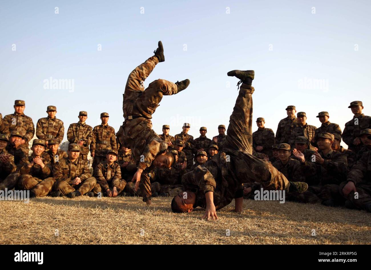 Bildnummer : 58287892 Datum : 25.12.2011 Copyright : imago/Xinhua (120729) -- PÉKIN, 29 juillet 2012 (Xinhua) -- une photo prise le 25 décembre 2011 montre deux recrues qui dansent la rue pendant le temps de repos de l'entraînement à Jinan, capitale de la province du Shandong de l'est de la Chine. Cette année marque le 85e anniversaire de la création de l Armée populaire de libération (APL) qui tombe le 1 août. À mesure qu ' un nombre croissant de jeunes manifestent de l ' intérêt et du désir pour la vie militaire, de plus en plus d ' occasions leur sont offertes d ' acquérir une force physique et d ' acquérir des connaissances dans l ' armée. En 2012, environ 30 000 Banque D'Images