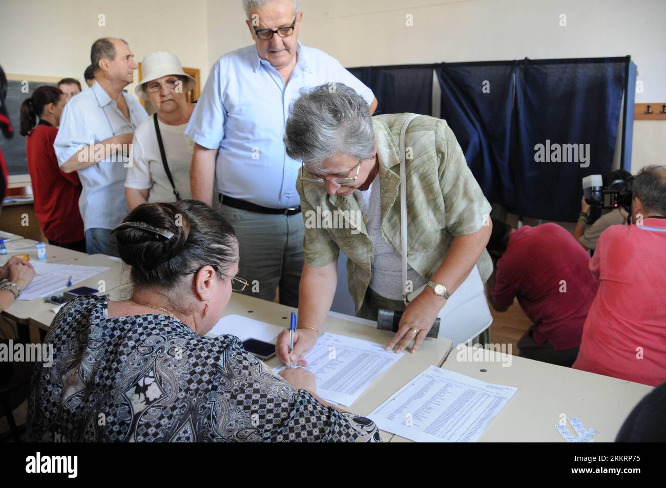 Bildnummer : 58287930 Datum : 29.07.2012 Copyright : imago/Xinhua (120729) -- BUCAREST, 29 juillet 2012 (Xinhua) -- les Roumains votent dans un bureau de vote à Bucarest, capitale de la Roumanie, le 29 juillet 2012. Les Roumains ont commencé à voter dimanche sur la destitution du président Traian Basescu, suspendu par le Parlement pour abus de pouvoir présumés. (Xinhua/Lin Huifen)(cl) ROUMANIE-RÉFÉRENDUM-DESTITUTION PRÉSIDENTIELLE PUBLICATIONxNOTxINxCHN Politik Amtsenthebung Amtsenthebungsverfahren referendum Präsident Abstimmung xda x0x premiumd 2012 quer 58287930 Date 29 07 2012 Copyright Imago XINHUA Buchar Banque D'Images