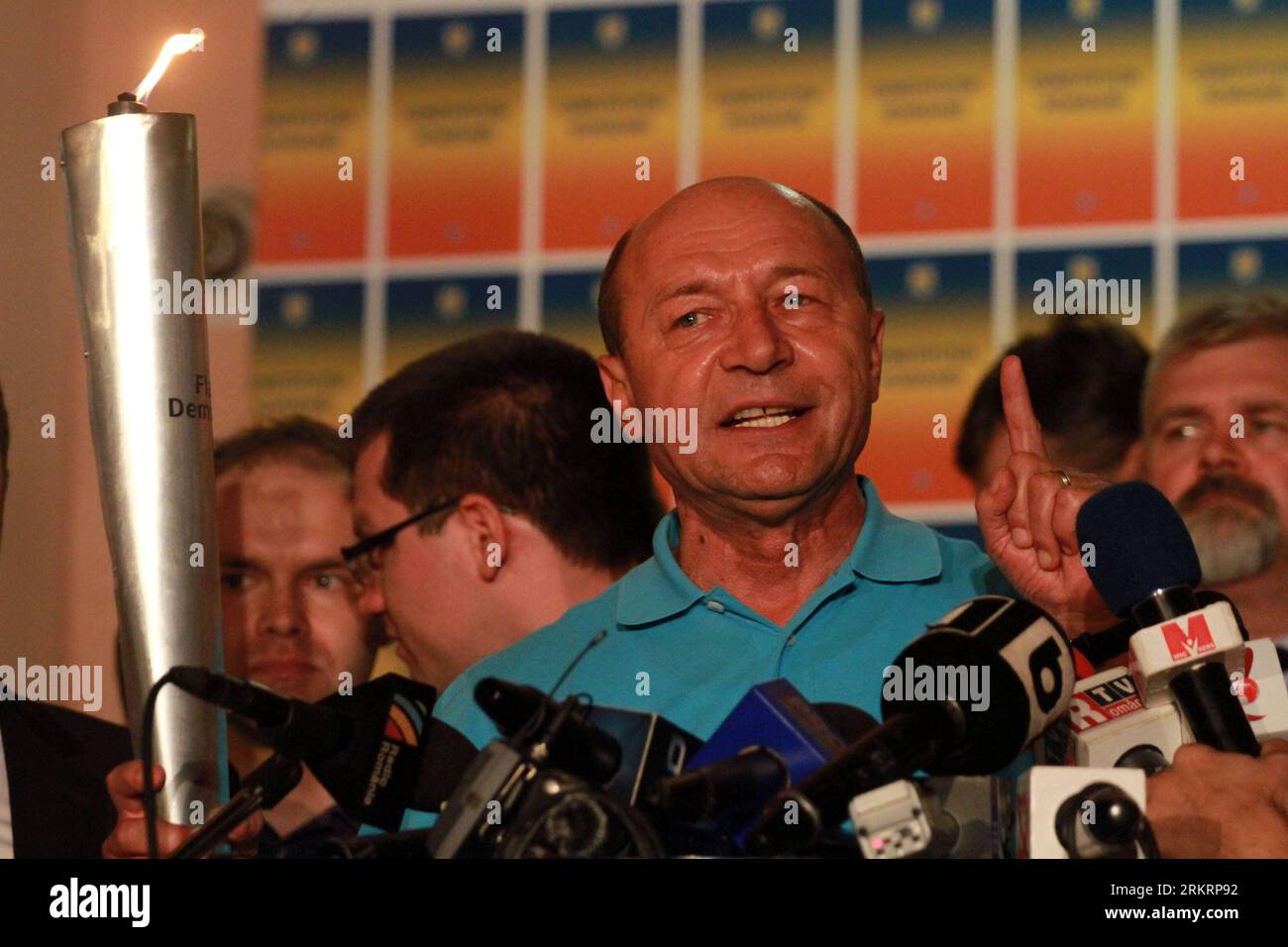 Bildnummer : 58288727 Datum : 29.07.2012 Copyright : imago/Xinhua (120730) -- BUCAREST, 30 juillet 2012 (Xinhua) -- le président roumain suspendu Traian Basescu parle à la presse après le référendum à Bucarest, capitale de la Roumanie, le 29 juillet 2012. Le président roumain suspendu Traian Basescu a survécu à un référendum de destitution dimanche, car le taux de participation est inférieur au minimum requis de 50 pour cent, selon les résultats préliminaires annoncés tôt lundi par le Bureau électoral central (Xinhua/Gabriel Petrescu) (bxq) ROUMANIE-RÉFÉRENDUM-DESTITUTION PRÉSIDENTIELLE PUBLICATIONxNOTxINxCHN People Politik pr Banque D'Images