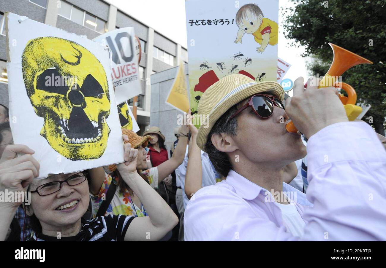 Bildnummer : 58307832 Datum : 03.08.2012 Copyright : imago/Xinhua (120803) -- TOKYO, 3 août 2012 (Xinhua) -- des manifestants protestent contre l'énergie nucléaire devant la résidence officielle du Premier ministre japonais Yoshihiko Noda à Tokyo, capitale du Japon, le 3 août 2012. (Xinhua/Kenichiro Seki) (dzl) JAPON-TOKYO-NUCLEAR POWER-PROTEST PUBLICATIONxNOTxINxCHN Politik Demo Protest xda x0x premiumd Kernkraft 2012 quer 58307832 Date 03 08 2012 Copyright Imago XINHUA Tokyo août 3 2012 manifestation de XINHUA contre l'énergie nucléaire devant la résidence officielle du Premier ministre japonais Yoshihiko Noda S. Banque D'Images