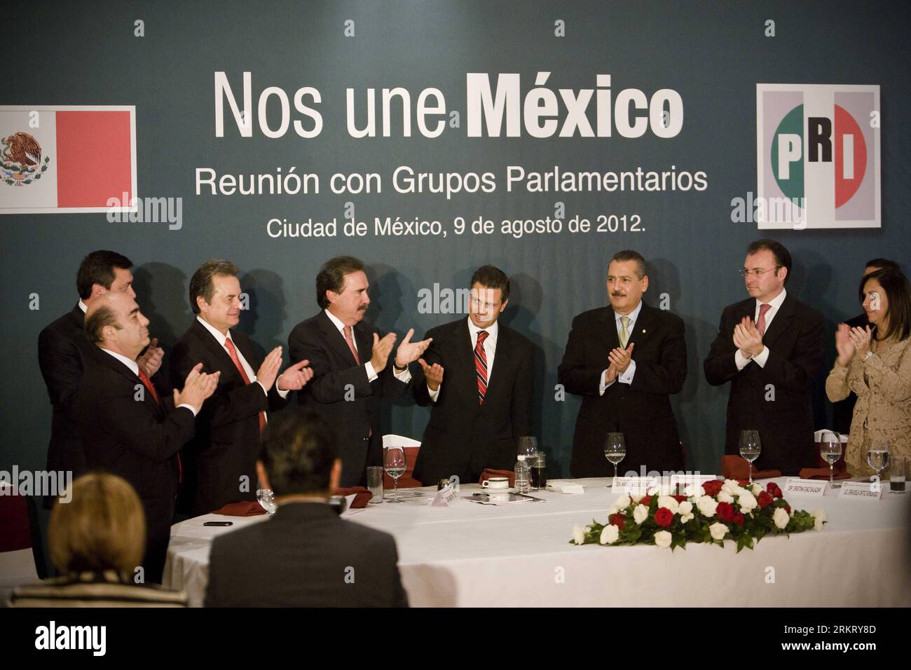 Bildnummer : 58328980 Datum : 09.08.2012 Copyright : imago/Xinhua (120810) -- MEXICO, 10 août 2012 (Xinhua) -- le président élu du Mexique Enrique Pena Nieto (C) rencontre les sénateurs nouvellement élus et les législateurs de son Parti révolutionnaire institutionnel (PRI) à Mexico, capitale du Mexique, le 9 août 2012. (Xinhua/Rodrigo Oropeza) (ro) (da) (sp) MEXICO-MEXICO CITY-POLITICS-PRESIDENT-ELU PUBLICATIONxNOTxINxCHN People Politik xjh x0x premiumd 2012 quer 58328980 Date 09 08 2012 Copyright Imago XINHUA Mexico 10 2012 août le président MEXICAIN élu de XINHUA Enrique Pena Nieto C rencontre Banque D'Images