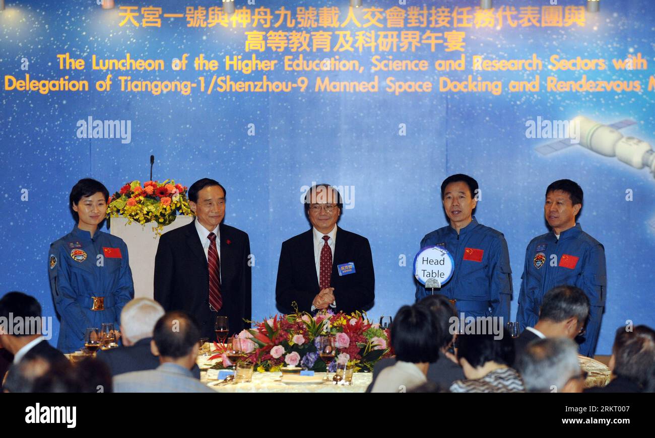 Bildnummer : 58335044 Datum : 11.08.2012 Copyright : imago/Xinhua (120811) -- HONG KONG, 11 août 2012 (Xinhua) -- astronautes de Shenzhou-9 Jing Haipeng (2e R), Liu Wang (1e R) et Liu Yang (1e L), avec Eddie ng Hak-kim (C), secrétaire à l'éducation du gouvernement de la région administrative spéciale de Hong Kong et Niu Hongguang (2e L), vice-commandant en chef du programme spatial habité chinois, assistent à un déjeuner avec des représentants de l'enseignement supérieur de Hong Kong, les secteurs de la science et de la recherche au Hong Kong Convention and Exhibition Center à Hong Kong, Chine méridionale, 11 août 2012. (Xinhua/Liao Zida Banque D'Images