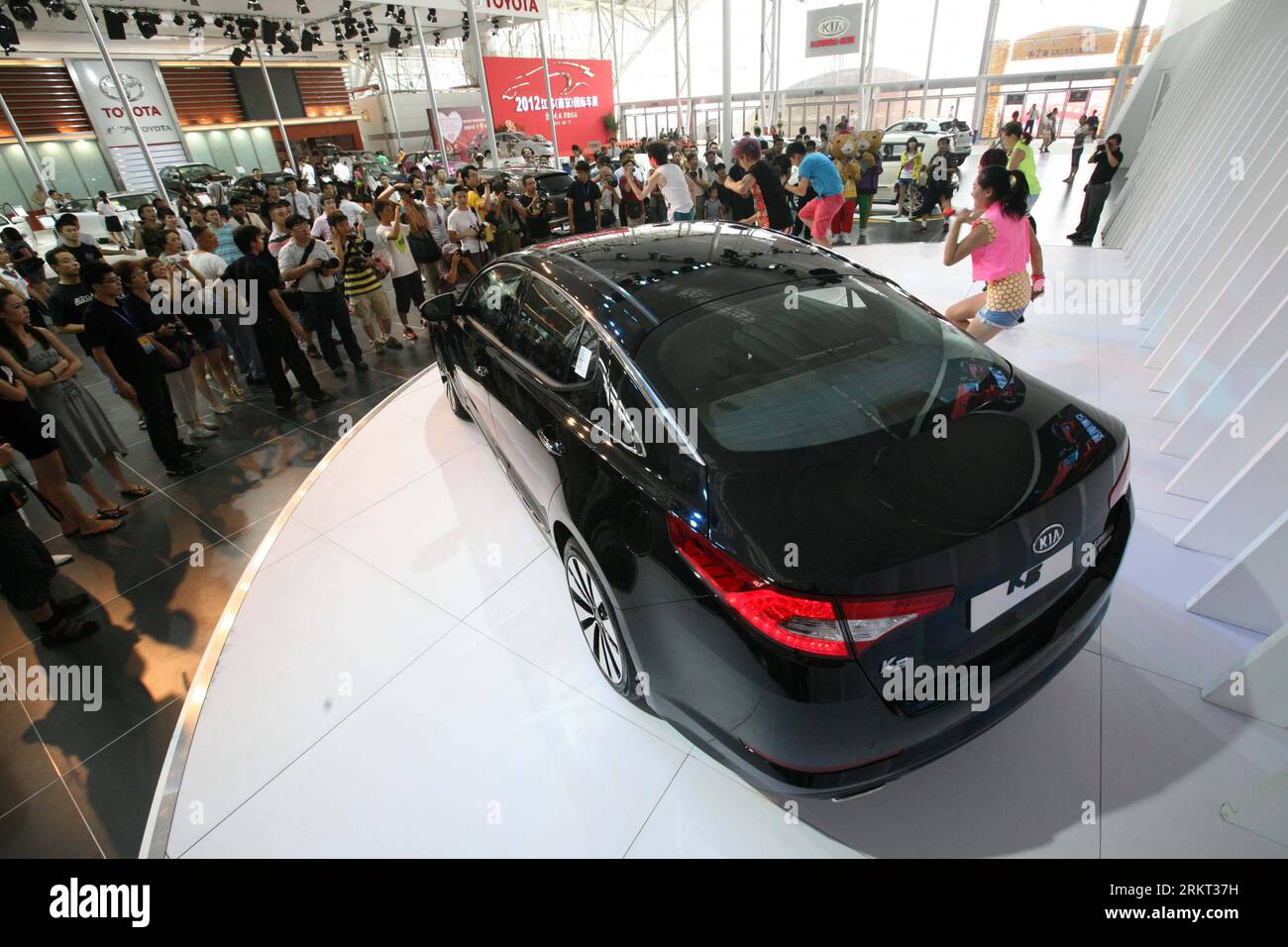 Bildnummer : 58359022 Datum : 17.08.2012 Copyright : imago/Xinhua (120817) -- NANJING, 17 août 2012 (Xinhua) -- les visiteurs observent une voiture sur le salon international de l'auto de Jiangsu (Nanjing) 2012 à Nanjing, capitale de la province de Jiangsu de l'est de la Chine, le 17 août 2012. Le salon international de l'auto de 5 jours, présentant un total de 800 voitures de 60 marques, s'est ouvert ici vendredi. (Xinhua/Wang Xin) (yxb) CHINA-JIANGSU-NANJING-INTERNATIONAL AUTO SHOW (CN) PUBLICATIONxNOTxINxCHN Wirtschaft Industrie Autoindustrie Auto Messe automesse x2x xst 2012 quer o0 Kia K5 K 5 58359022 Date 17 08 2012 Copyright Imago XINHUA Nanjin Banque D'Images