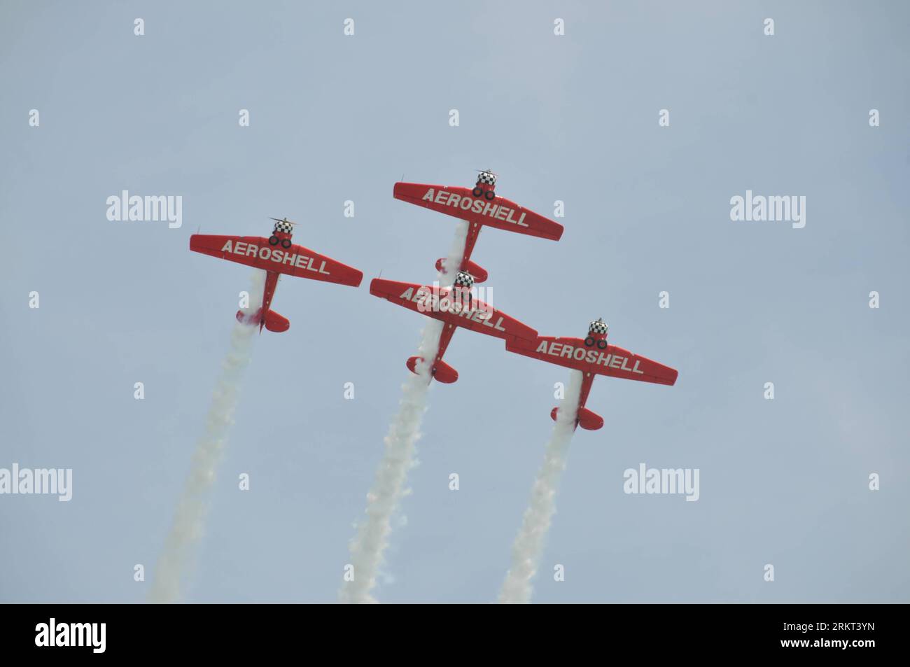 Bildnummer : 58363652 Datum : 18.08.2012 Copyright : imago/Xinhua (120818) -- CHICAGO, 18 août 2012 (Xinhua) -- l'équipe acrobatique d'Aeroshell se produit lors du Chicago Air and Water Show sur le lac Michigan, au nord de Chicago, le 18 août 2012. Le Chicago Air and Water Show, ouvert samedi, est le plus grand spectacle gratuit du genre aux États-Unis. (Xinhua/Jiang Xintong) U.S.-CHICAGO-AIR-WATER-SHOW PUBLICATIONxNOTxINxCHN Gesellschaft xda x2x 2012 quer o0 US Flugschau Flugzeug Kondensstreifen 58363652 Date 18 08 2012 Copyright Imago XINHUA Chicago août 18 2012 XINHUA Aero She Banque D'Images