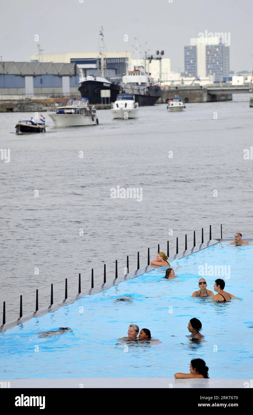 Bildnummer : 58383450 Datum : 24.08.2012 Copyright : imago/Xinhua (120824) -- ANVERS, 24 août 2012 (Xinhua) -- amusez-vous dans une piscine flottante appelée Badboot (Bath boat) dans le port d'Anvers, Belgique, 24 août 2012. Le lieu est situé dans une ancienne barge de 120 mètres de long pouvant accueillir 600 personnes et se compose de deux piscines, de terrasses lounge, d'un restaurant et d'un bar. (XinhuaYe Pingfan) BELGIQUE-ANVERS-PISCINE FLOTTANTE-BADBOOT PUBLICATIONxNOTxINxCHN Gesellschaft Badeschiff Freibad xjh x0x 2012 hoch premiumd 58383450 Date 24 08 2012 Copyright Imago XINHUA Anvers août Banque D'Images